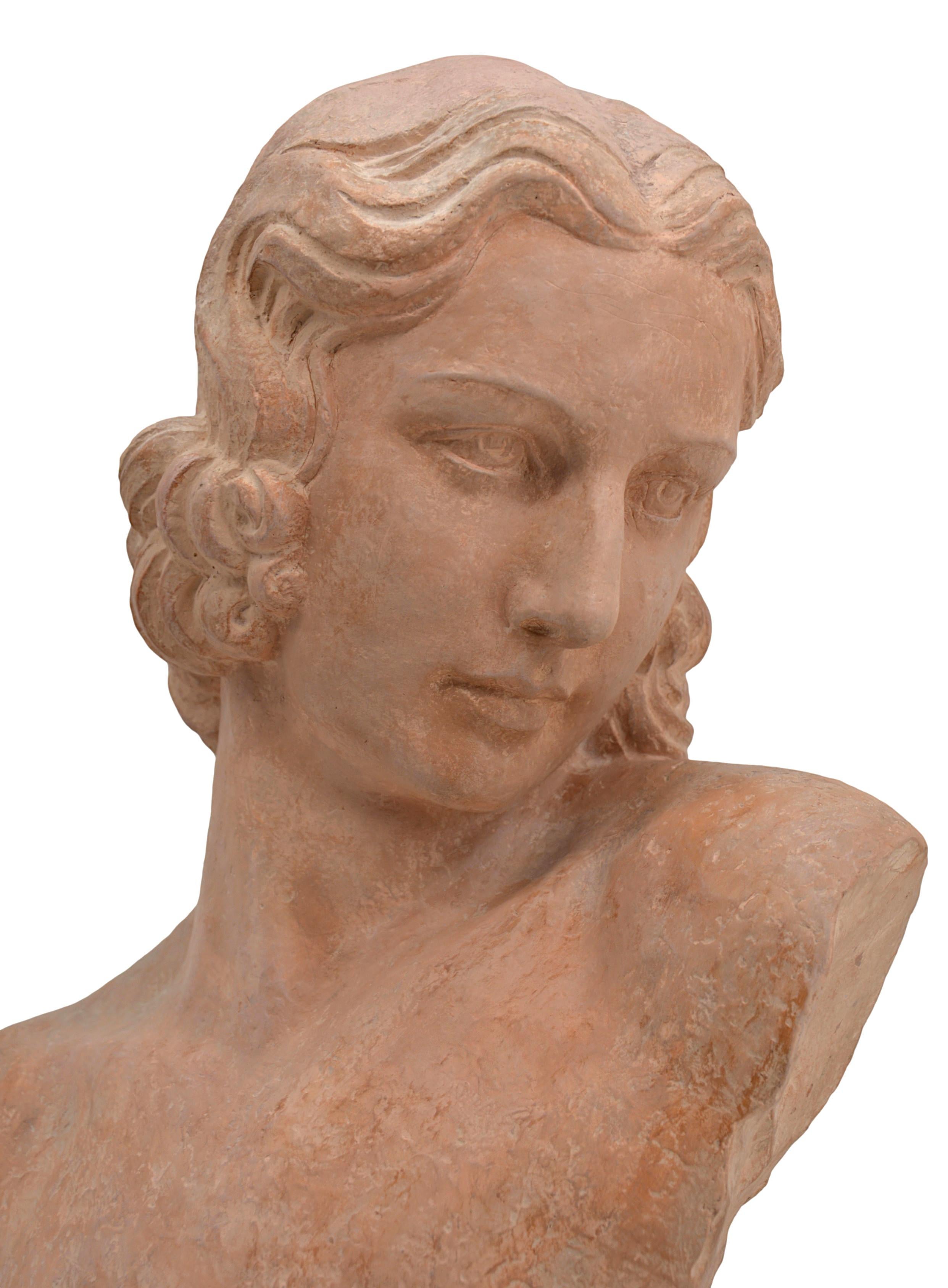 Sculpture française en terre cuite Art déco de Demetre Chiparus (1886-1947), France, années 1920. Buste d'une jeune femme. Mesures : Hauteur : 22.4