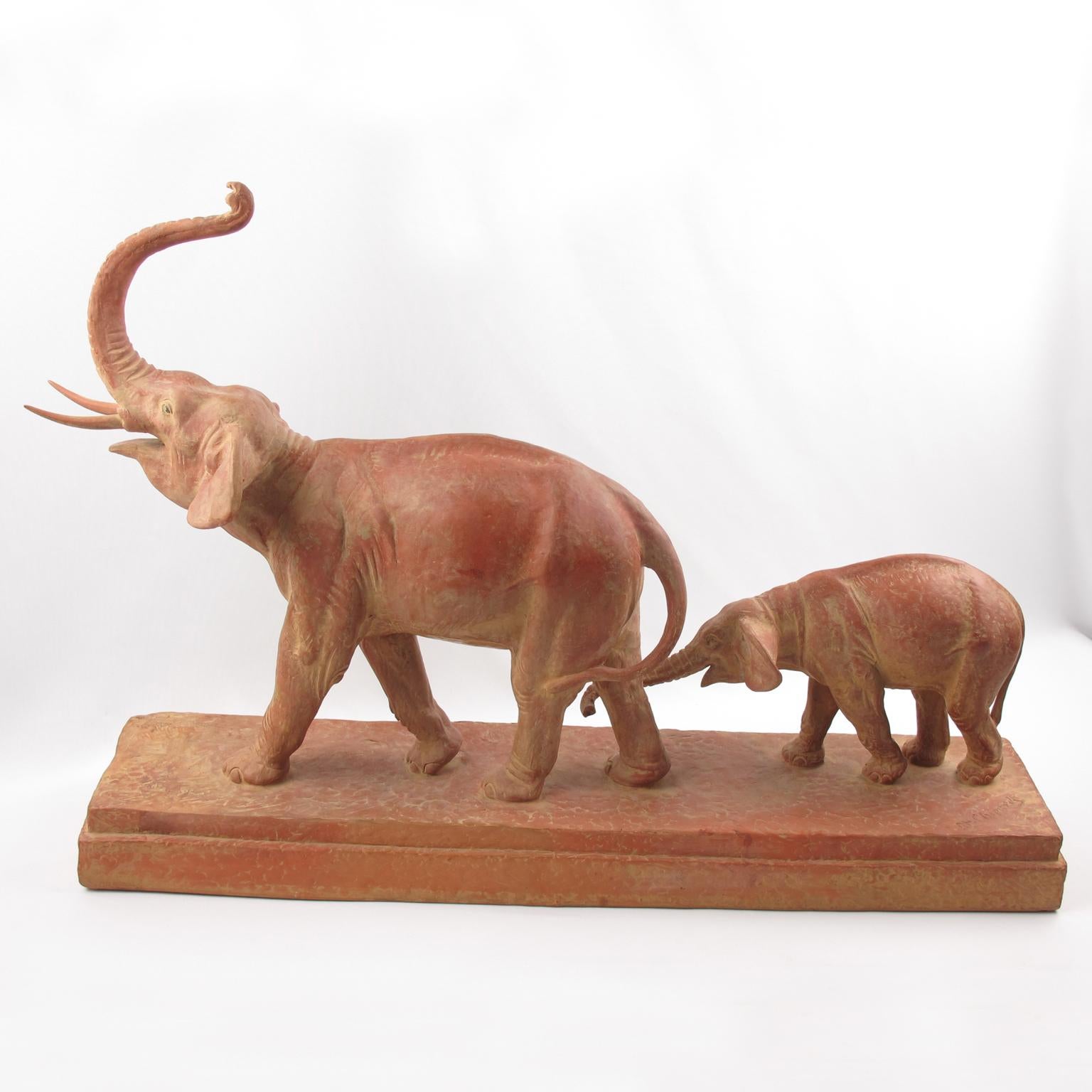 Demétre Chiparus (1888-1947) diseñó esta magnífica escultura Art Déco de terracota fina. Esta rara pieza se fabricó en Francia hacia 1930. La singular obra de arte presenta elefantes andantes Art Decó patinados en marrón rojizo sobre una gran base.