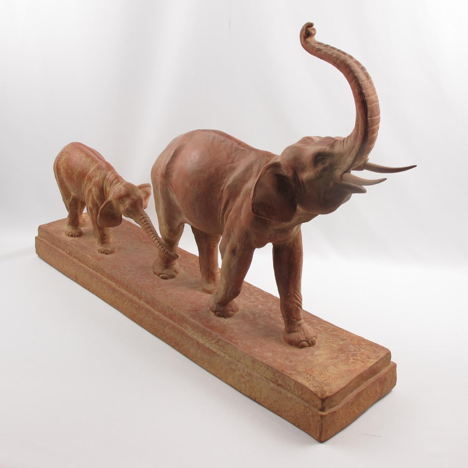Demetre Chiparus Escultura Art Decó de terracota Elefante y bebé Terracota en venta