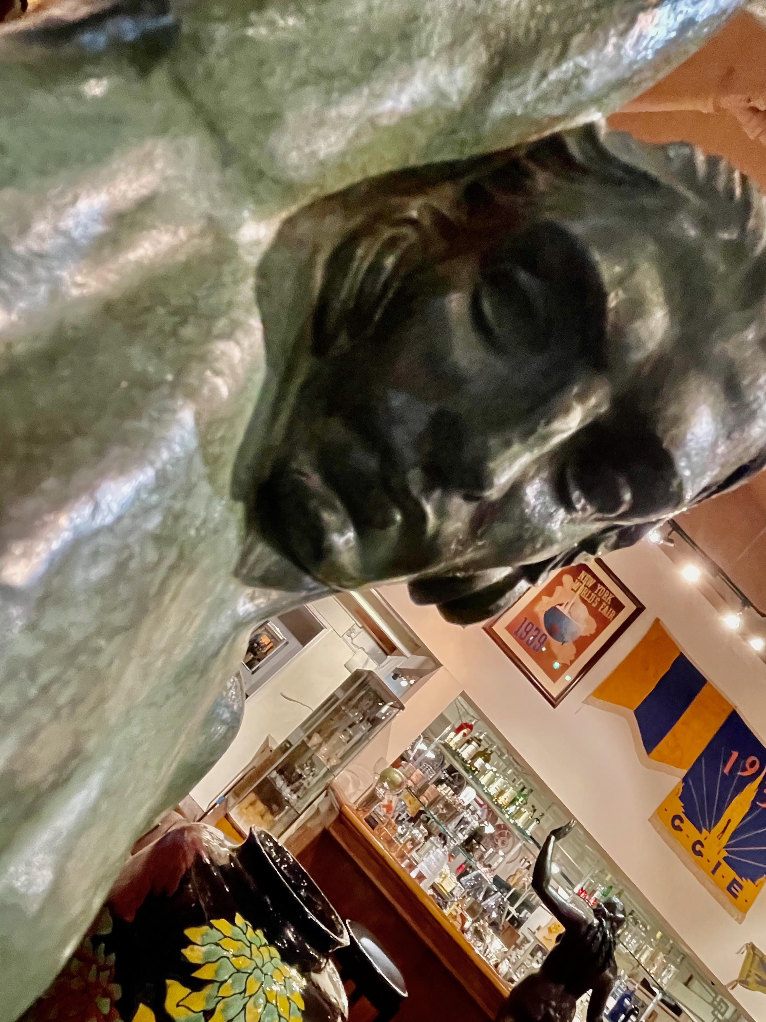 Große Art-Déco-Skulptur eines Jägers und eines Panthers (oder Löwen) von dem berühmten Bildhauer Demetre H. Chiparus. Die Art-Metallskulptur hat eine schöne grüne Grünspan-Patina und steht auf einem abgewinkelten grün/weiß/schwarzen mehrfarbigen