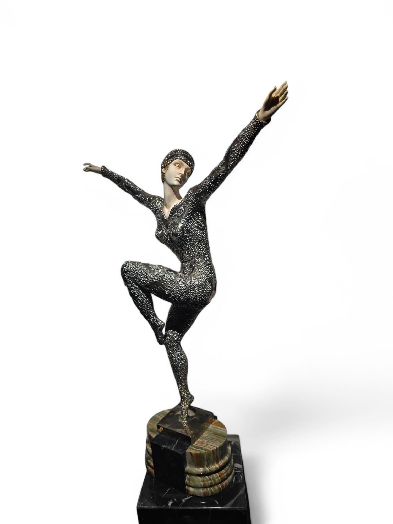 Scultura in bronzo argentato Demètre H. Chiparus - Capolavoro Art Deco in vendita 7