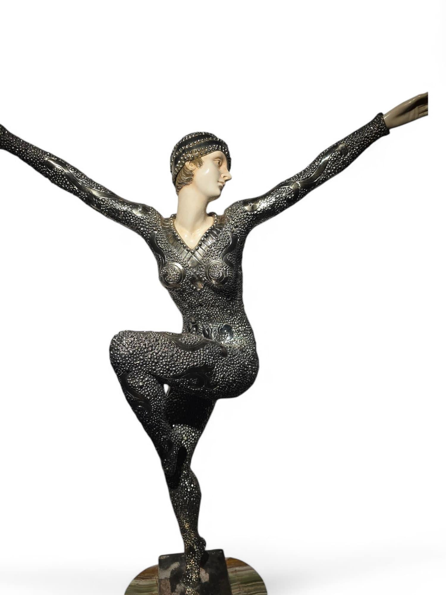 Scultura in bronzo argentato Demètre H. Chiparus - Capolavoro Art Deco in vendita 8