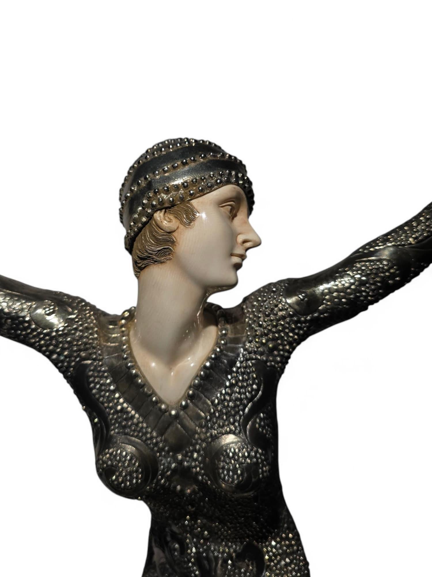 Scultura in bronzo argentato Demètre H. Chiparus - Capolavoro Art Deco in vendita 10