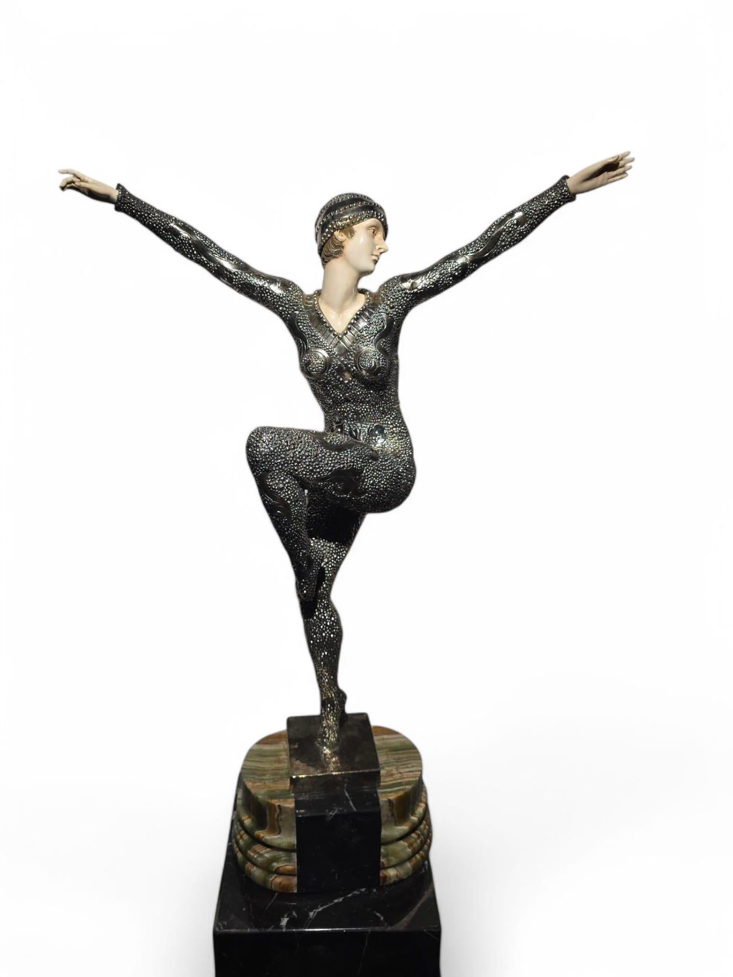 Scultura in bronzo argentato Demètre H. Chiparus - Capolavoro Art Deco in vendita 11