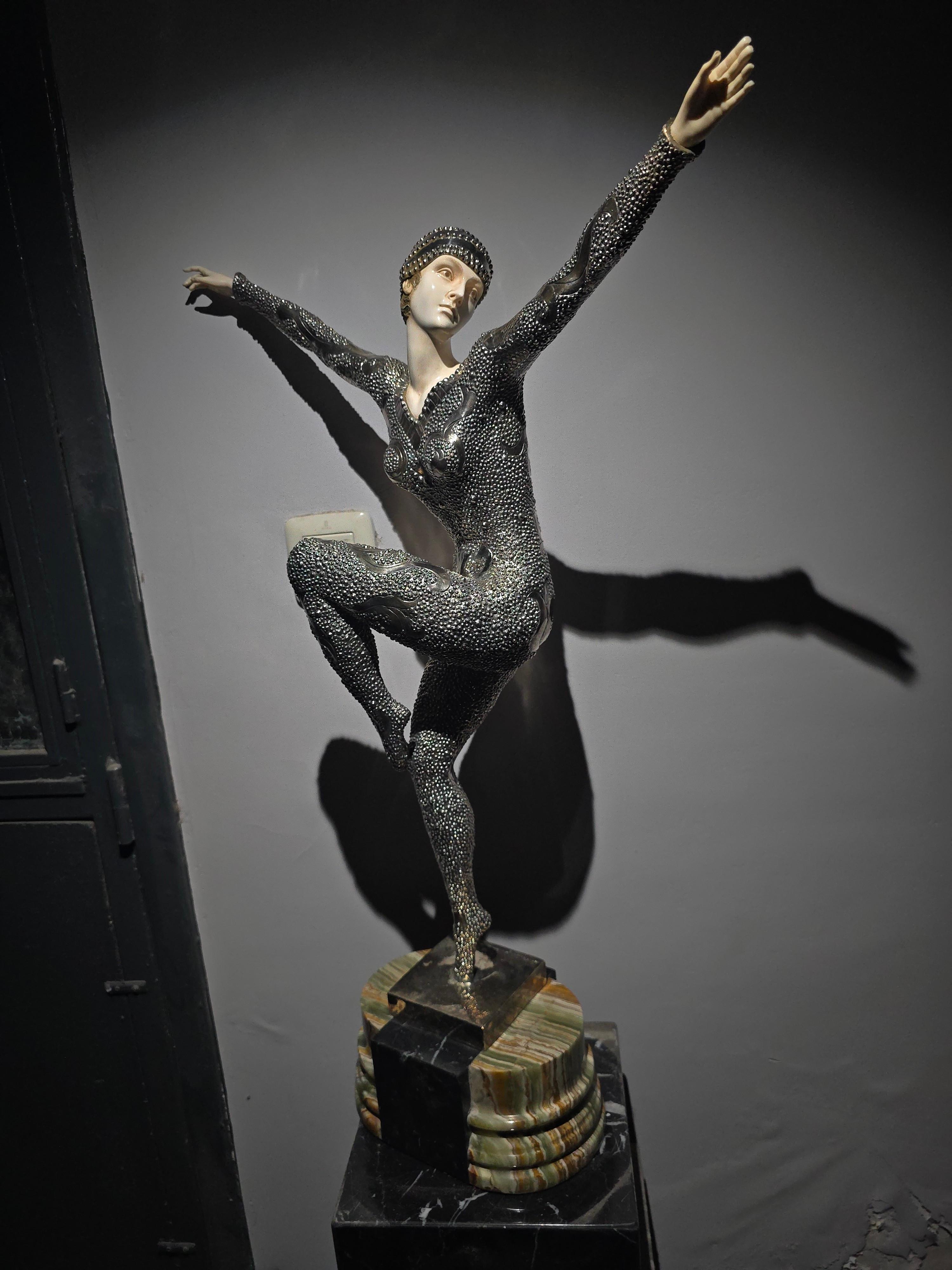 Scultura originale in bronzo argentato di Demètre H. Chiparus (rumeno, 1886-1947), rinomato scultore Art Déco di Parigi. Montato su un'elegante base di marmo, questo squisito pezzo riflette lo stile caratteristico dell'artista, ispirato al balletto,