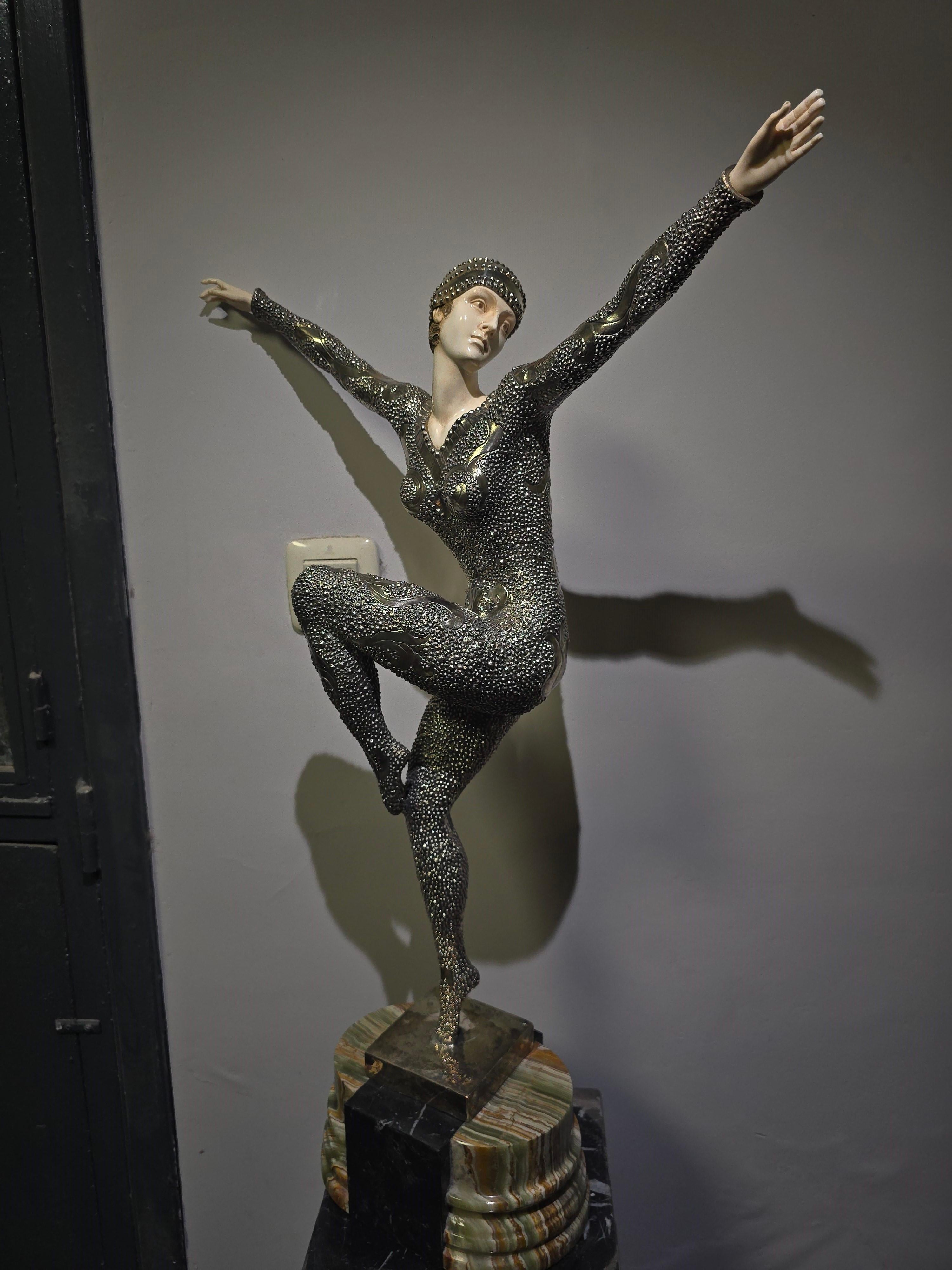 Inizio XX secolo Scultura in bronzo argentato Demètre H. Chiparus - Capolavoro Art Deco in vendita