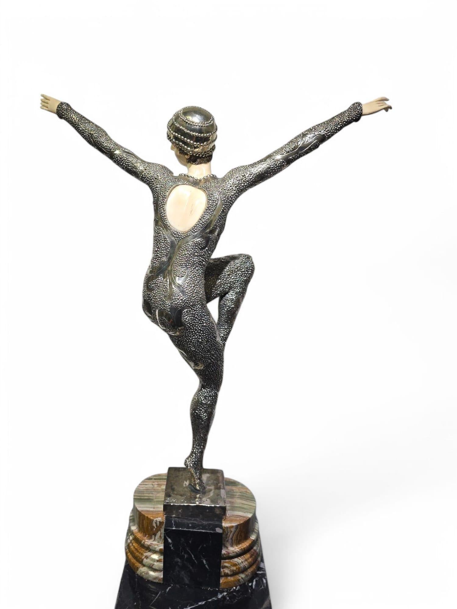 Scultura in bronzo argentato Demètre H. Chiparus - Capolavoro Art Deco in vendita 3