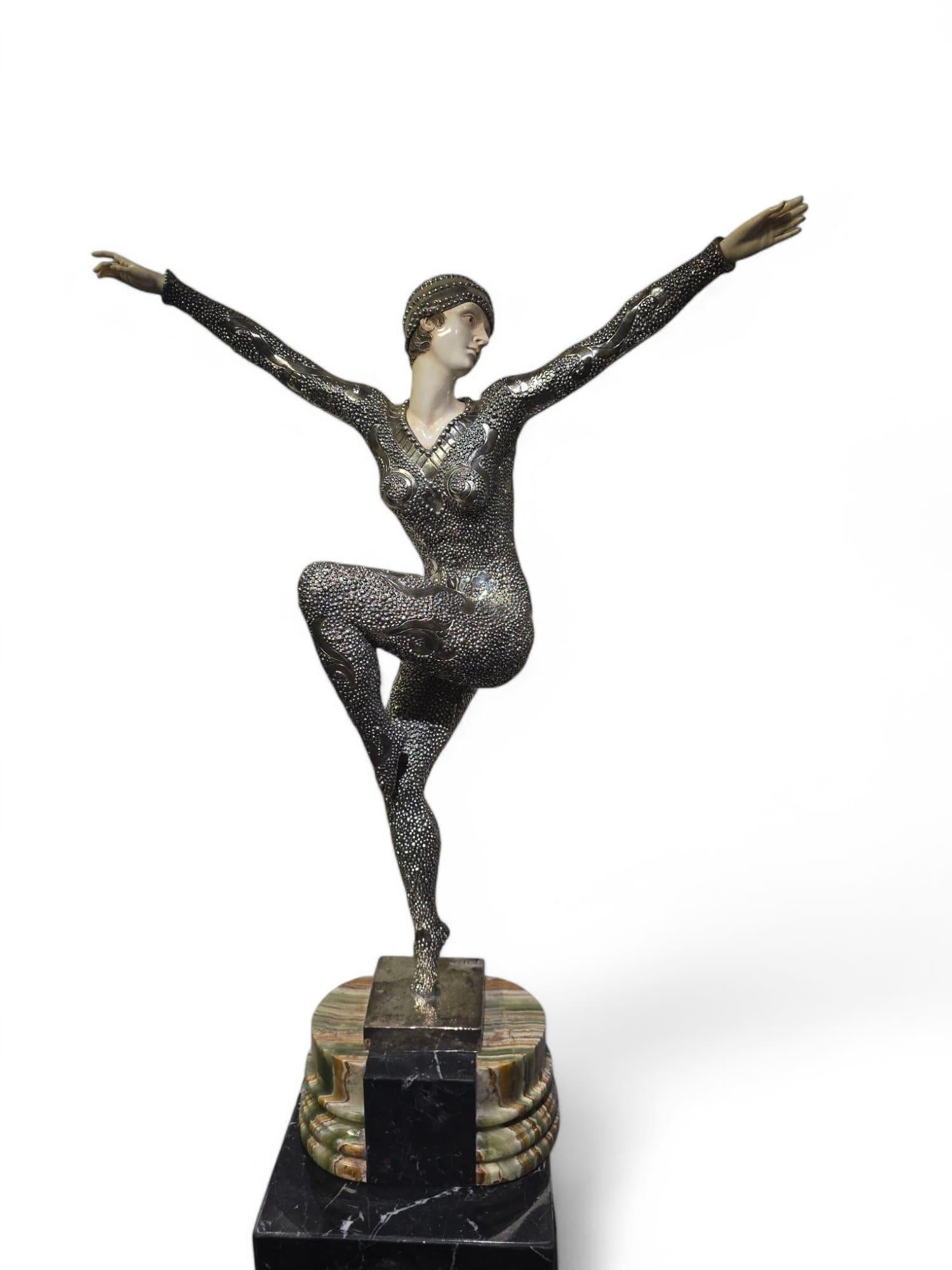 Scultura in bronzo argentato Demètre H. Chiparus - Capolavoro Art Deco in vendita 4