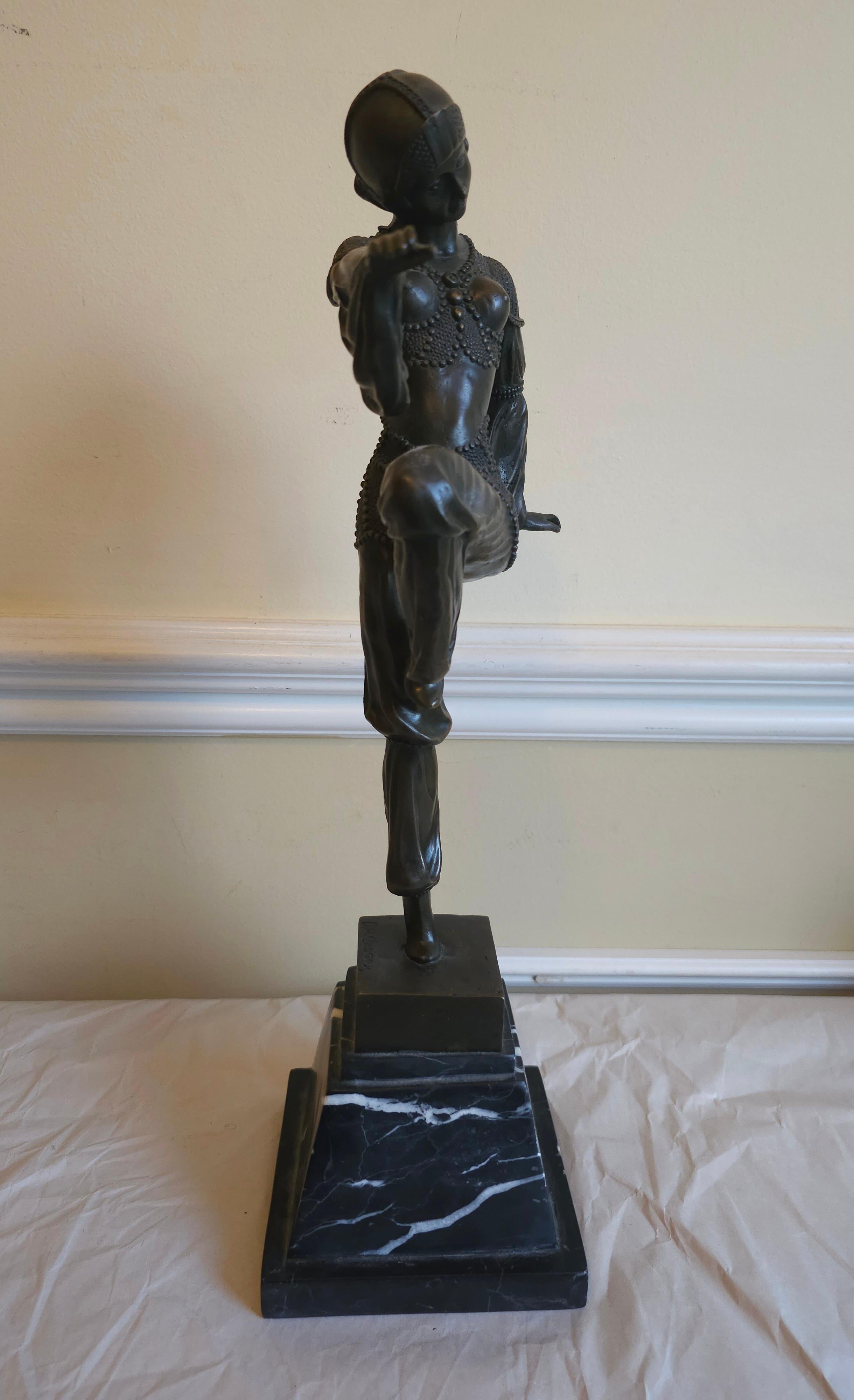 Demetre Haralamb Chiparus (1886 - 1947), Bronzeskulptur eines Art déco-Tänzers  im Zustand „Gut“ im Angebot in Germantown, MD