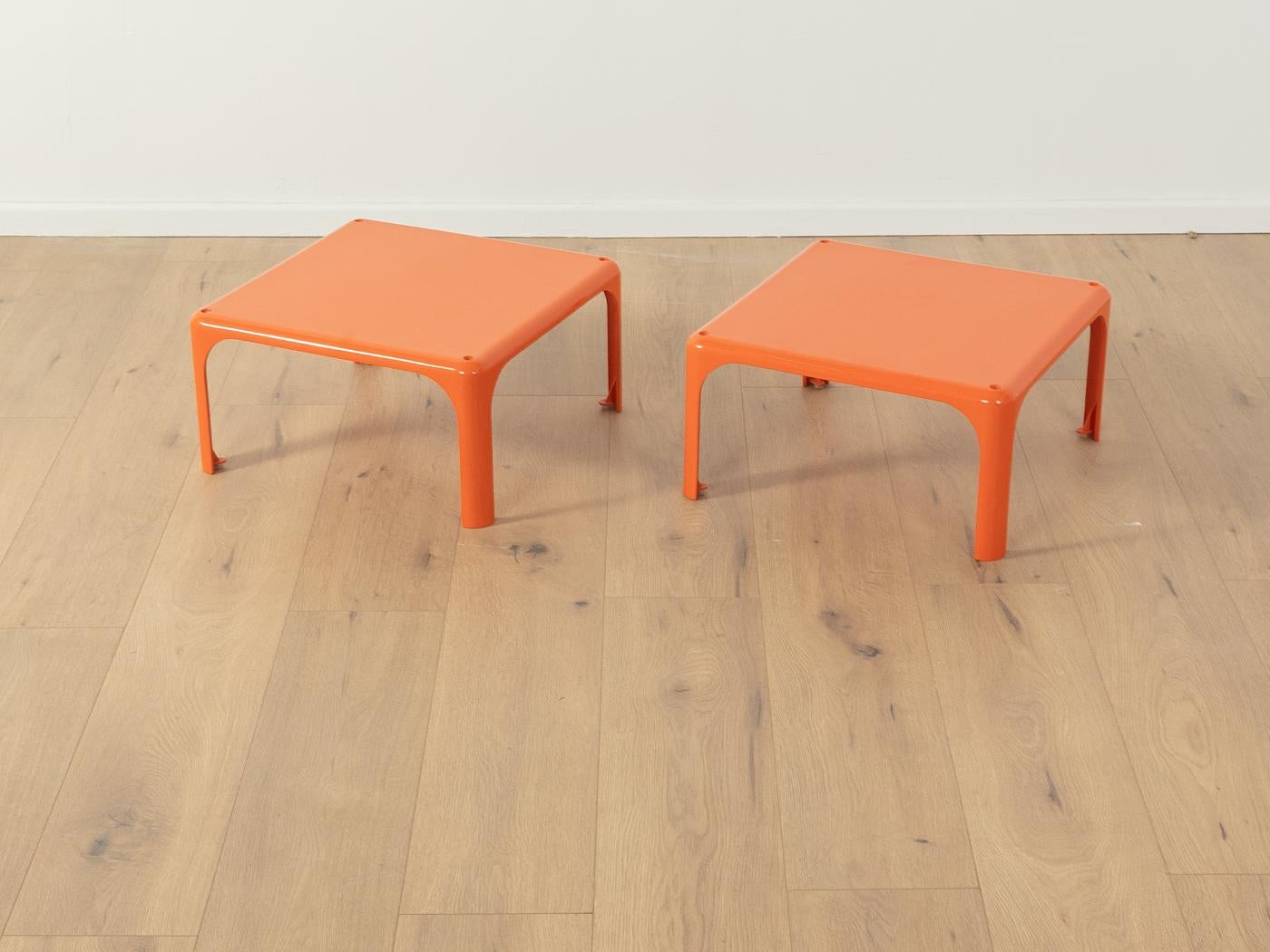 Tables d'appoint empilables DEMETRIO 45 de Vico Magistretti pour Artemide des années 1960. Cadre en plastique de haute qualité de couleur orange.

Caractéristiques de qualité :

    très bon travail
    matériaux de haute qualité
    Fait en Italie.