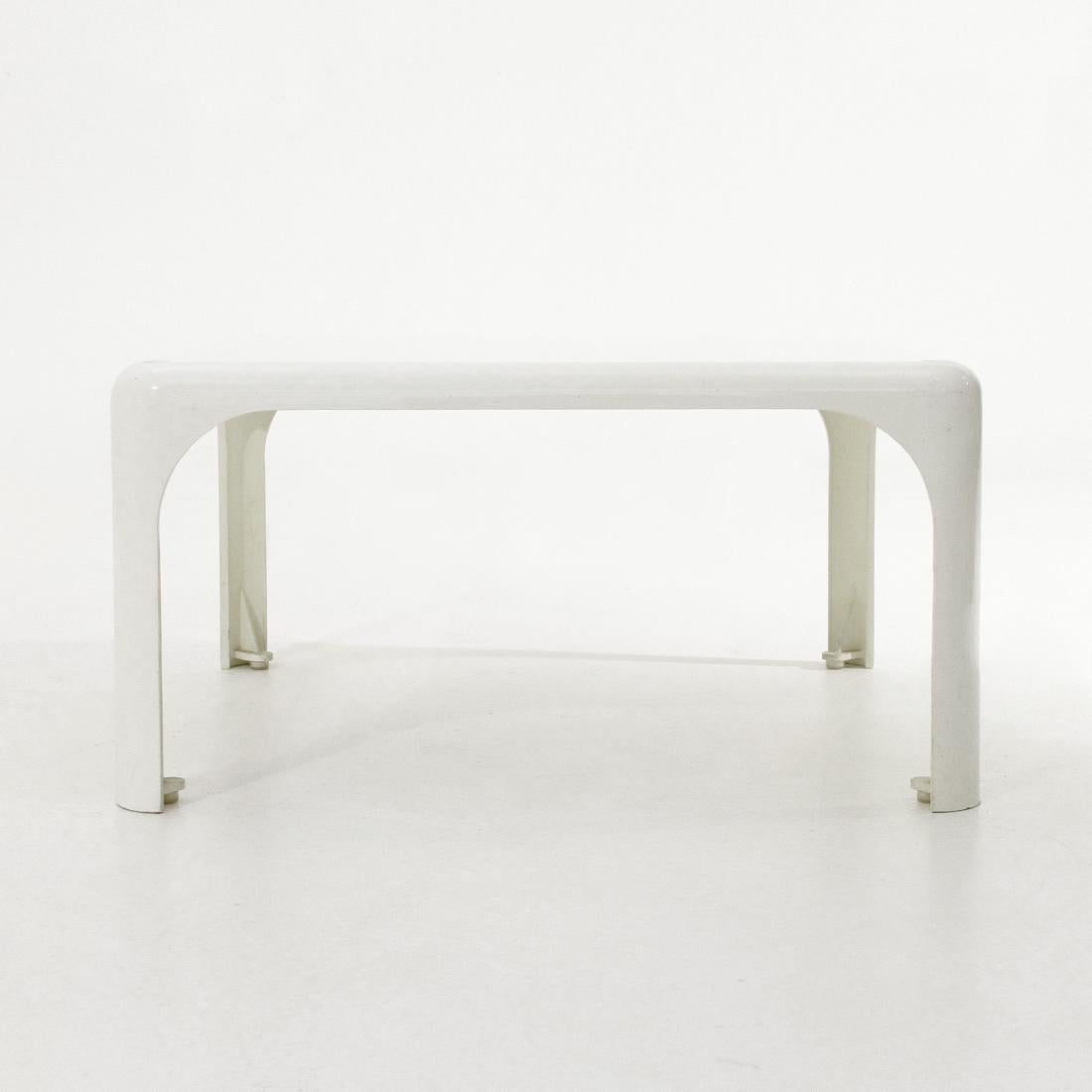 Coffee table produced by Artemide in the 1960s based on a design by Vico Magistretti.
Plastic structure.
Structure in good condition, some marks and scratches.

Dimensions: Length 45 cm, depth 45 cm, height 24 cm.
 