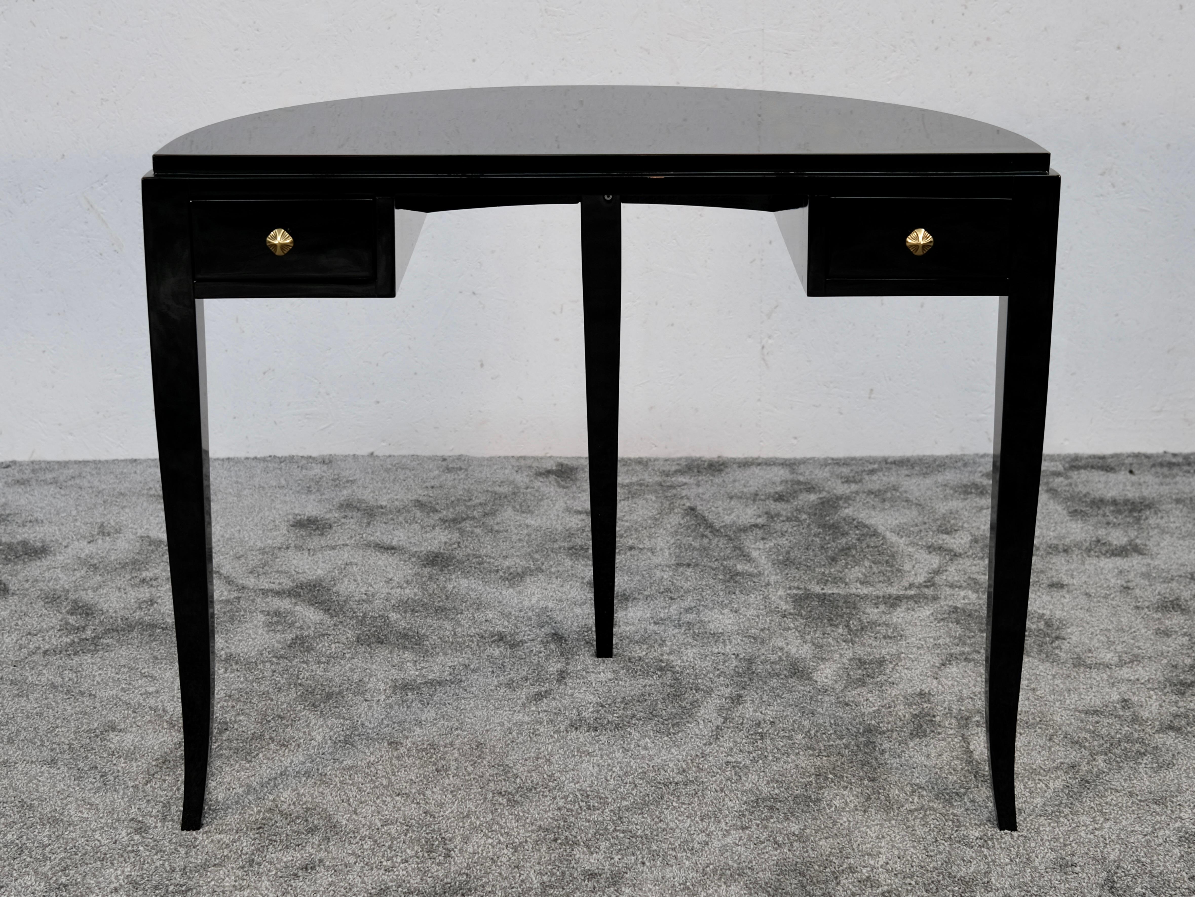 Dieser raffinierte Demi-Lune-Schreibtisch verbindet zeitlose Art-Déco-Eleganz mit einer kompakten, vielseitigen Stellfläche. Die markante halbrunde Silhouette mildert die Geometrie des Möbels ab und verleiht ihm eine skulpturale Präsenz, während es
