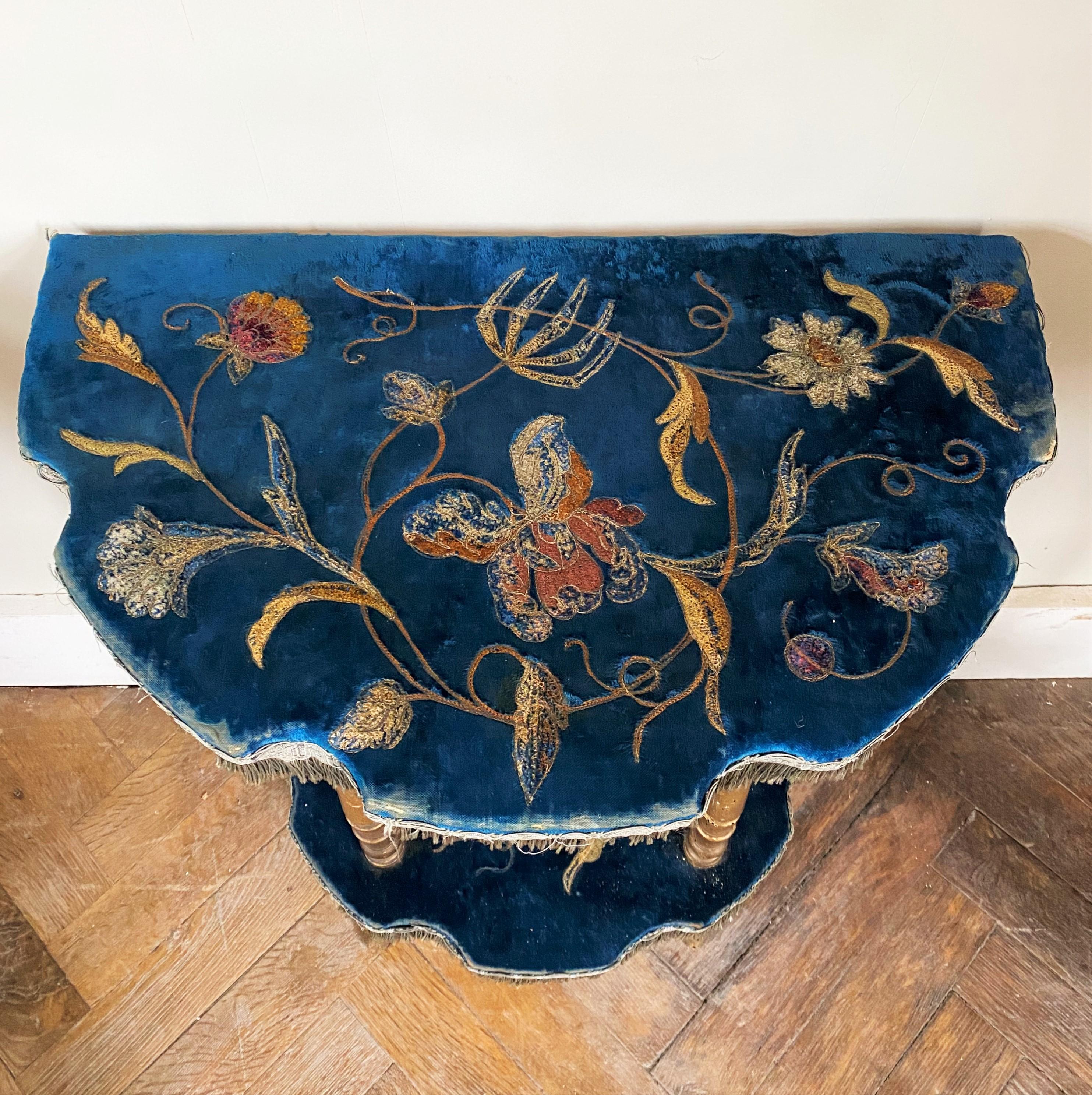 Consola Demi-Lune Periodo Napoleón III Madera Dorada y Terciopelo Royal Bleu Dorado en venta