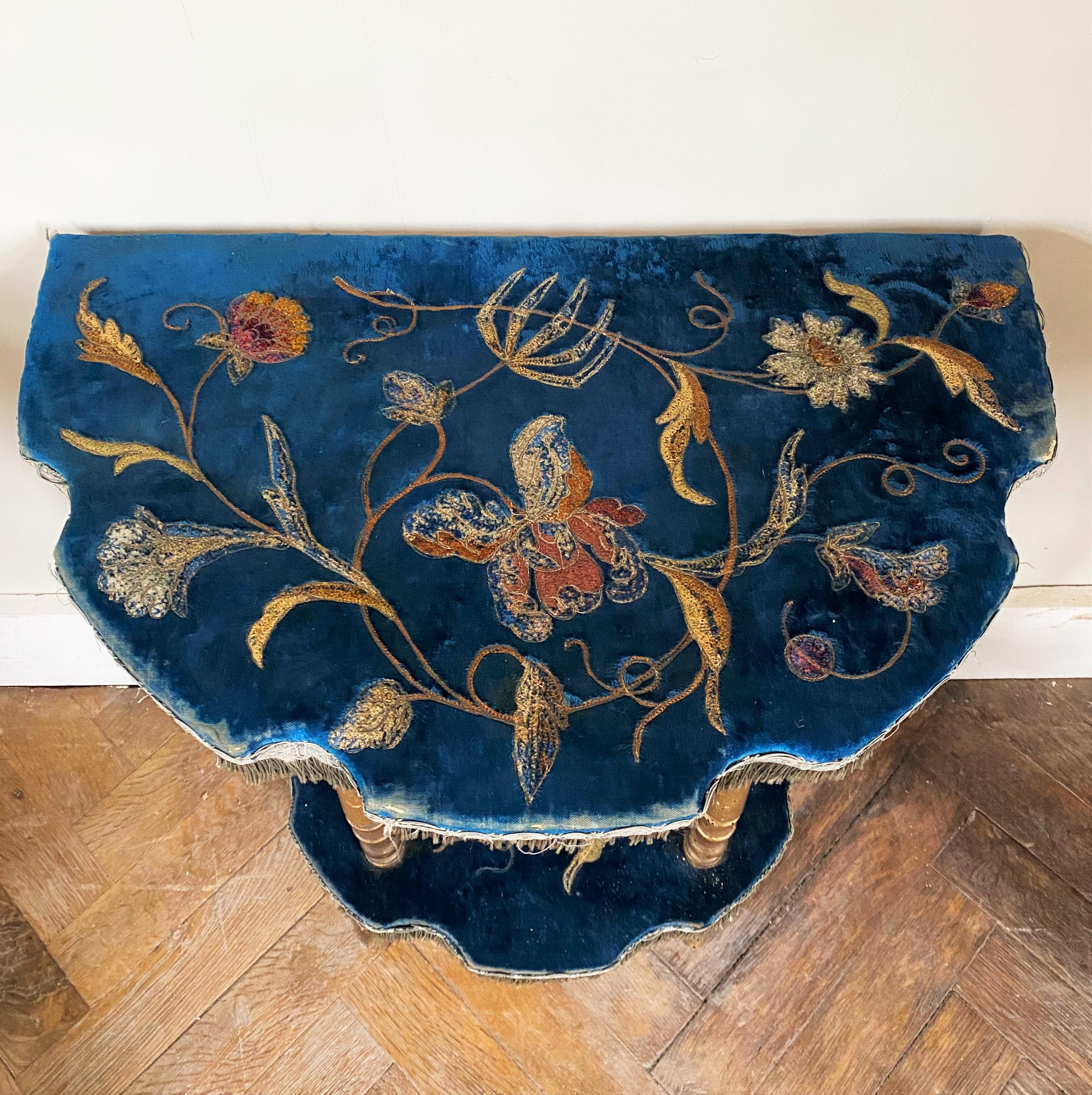 Doré Console Demi-Lune d'poque Napolon III en bois dor et velours bleu royal en vente