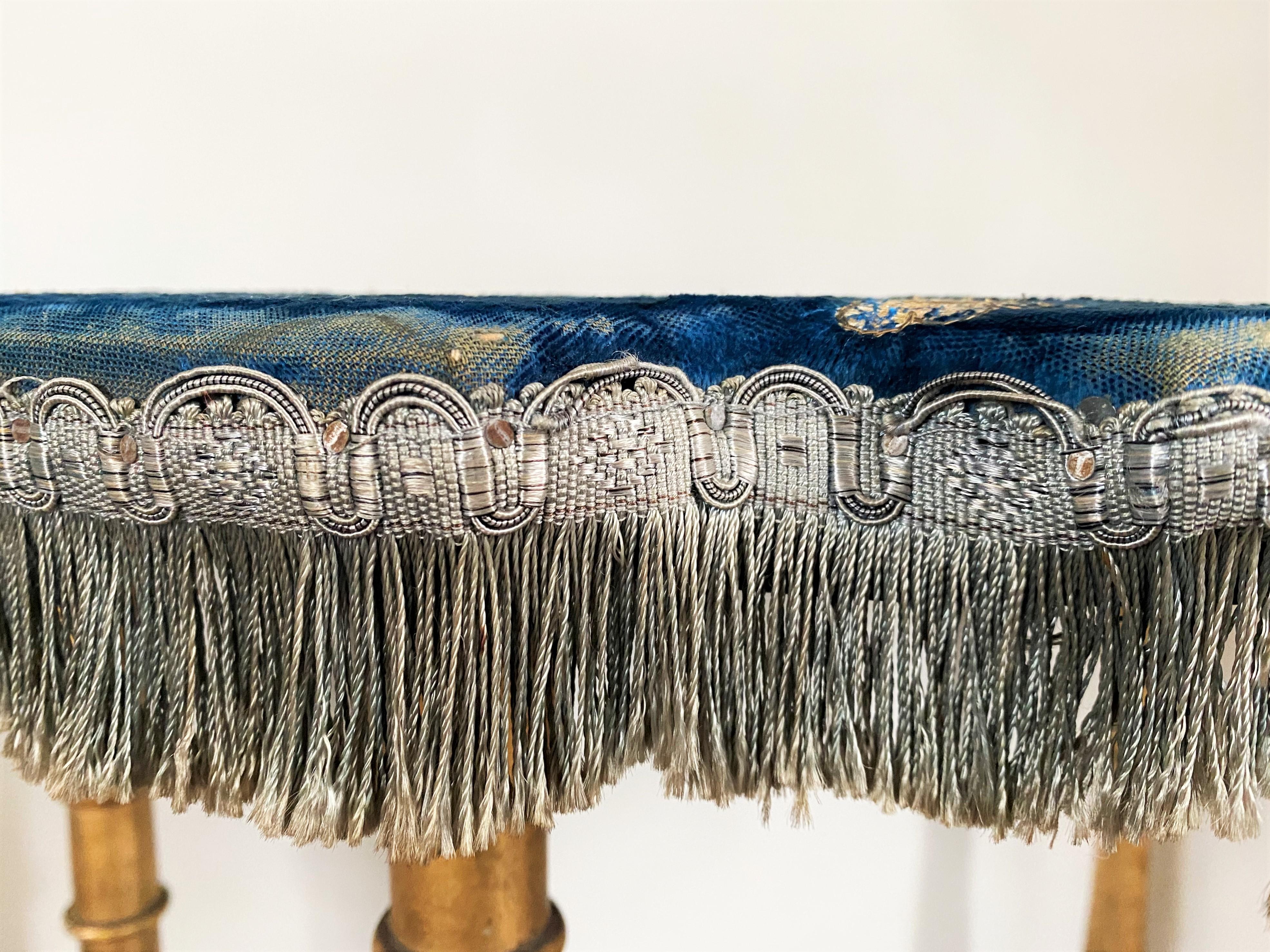 Consola Demi-Lune Periodo Napoleón III Madera Dorada y Terciopelo Royal Bleu siglo XIX en venta