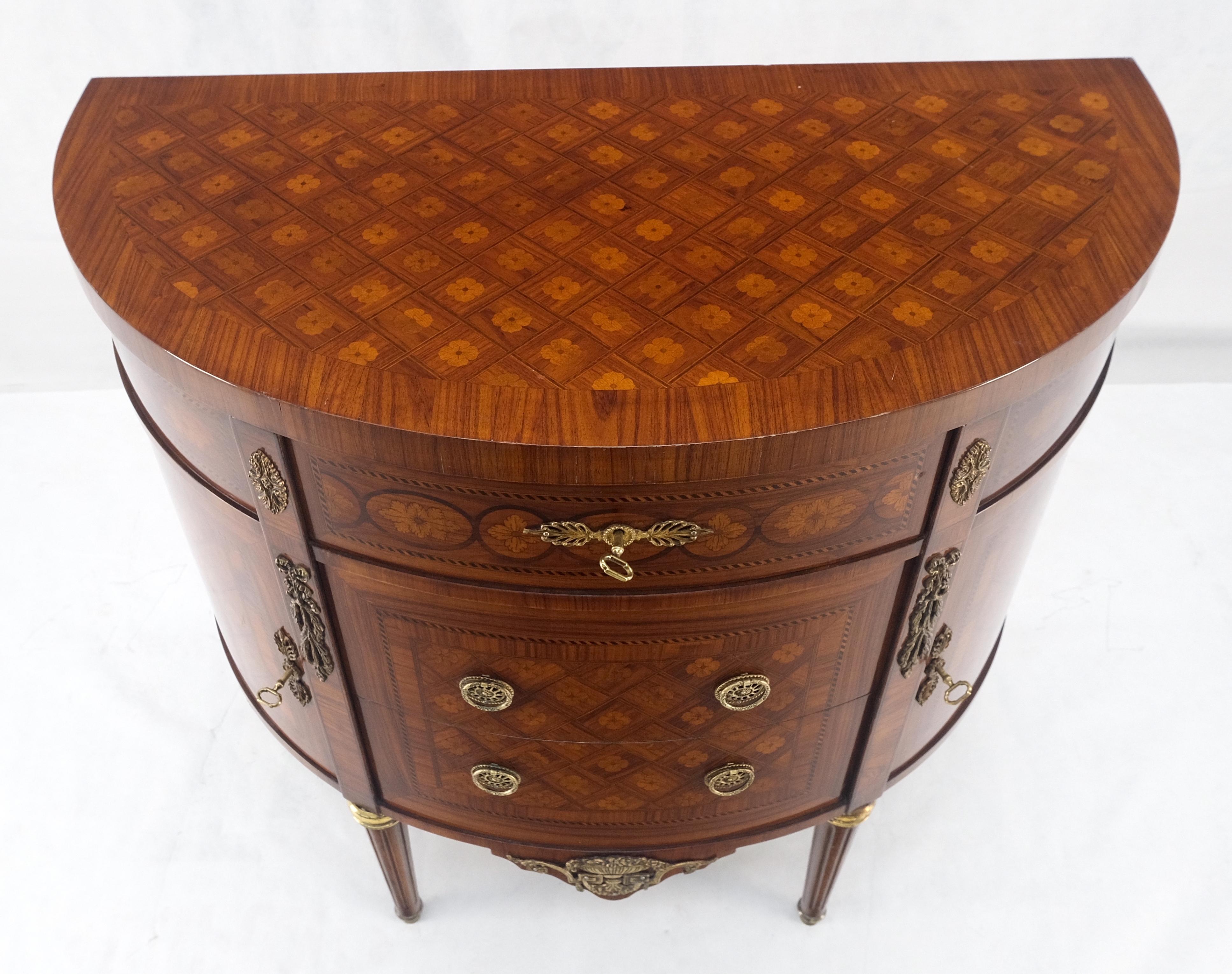 Demi Lune Français Louis XV Commode 3 Tiroirs Marqueterie Bronze MINT Bon état - En vente à Rockaway, NJ