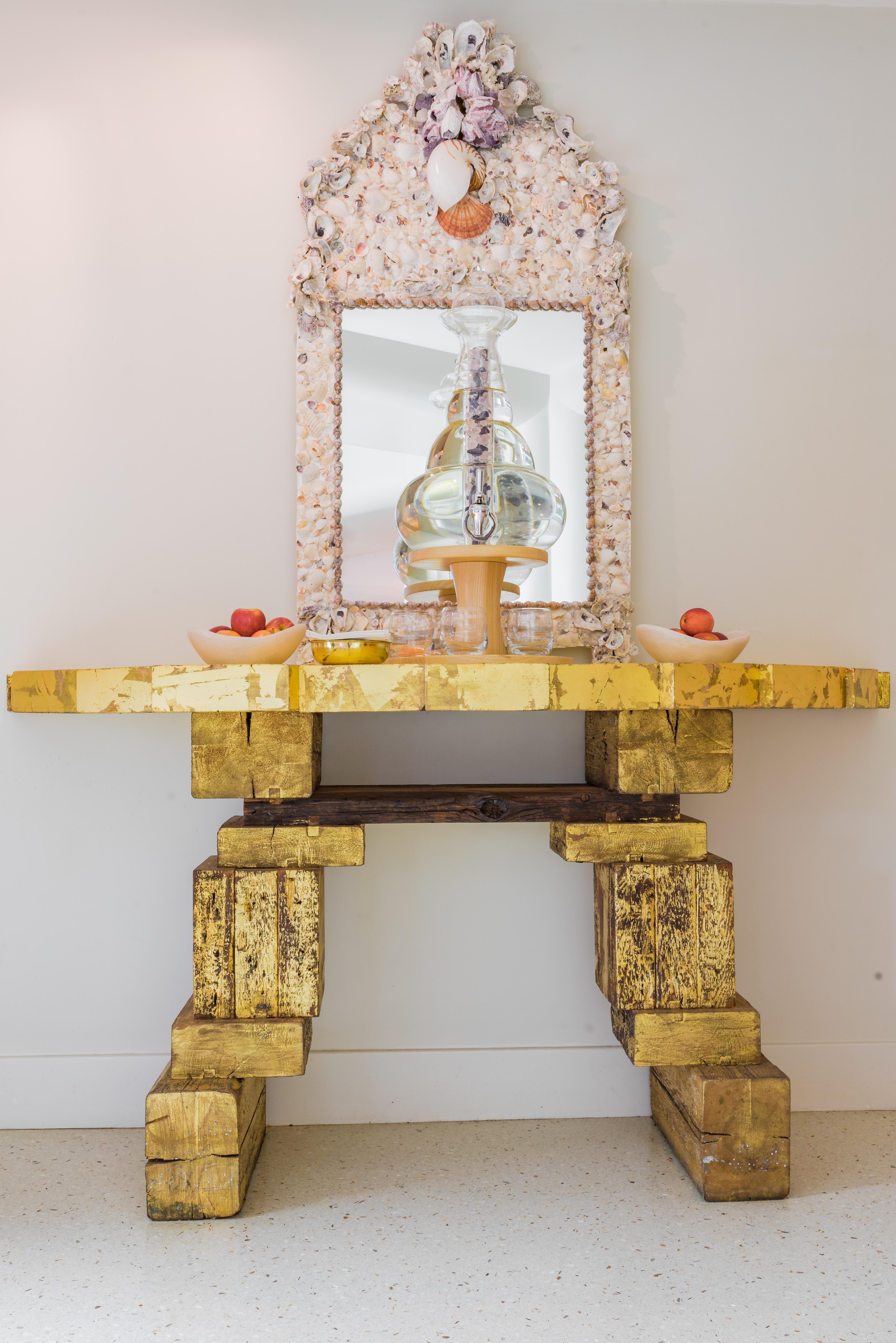 Rafael Calvo entwarf und fertigte den luxuriösen und skulpturalen Gilt Demi-Lune Console Table in Handarbeit aus 150 Jahre alten Douglasienbalken, die er aus Manhattans Stadthäusern rettete und die sonst auf einer Mülldeponie gelandet wären. Rafael