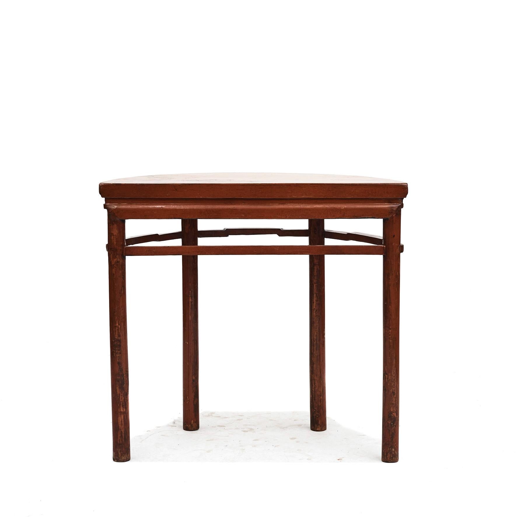 Chinois Table Demi lune en laque rougeâtre/cognac en vente