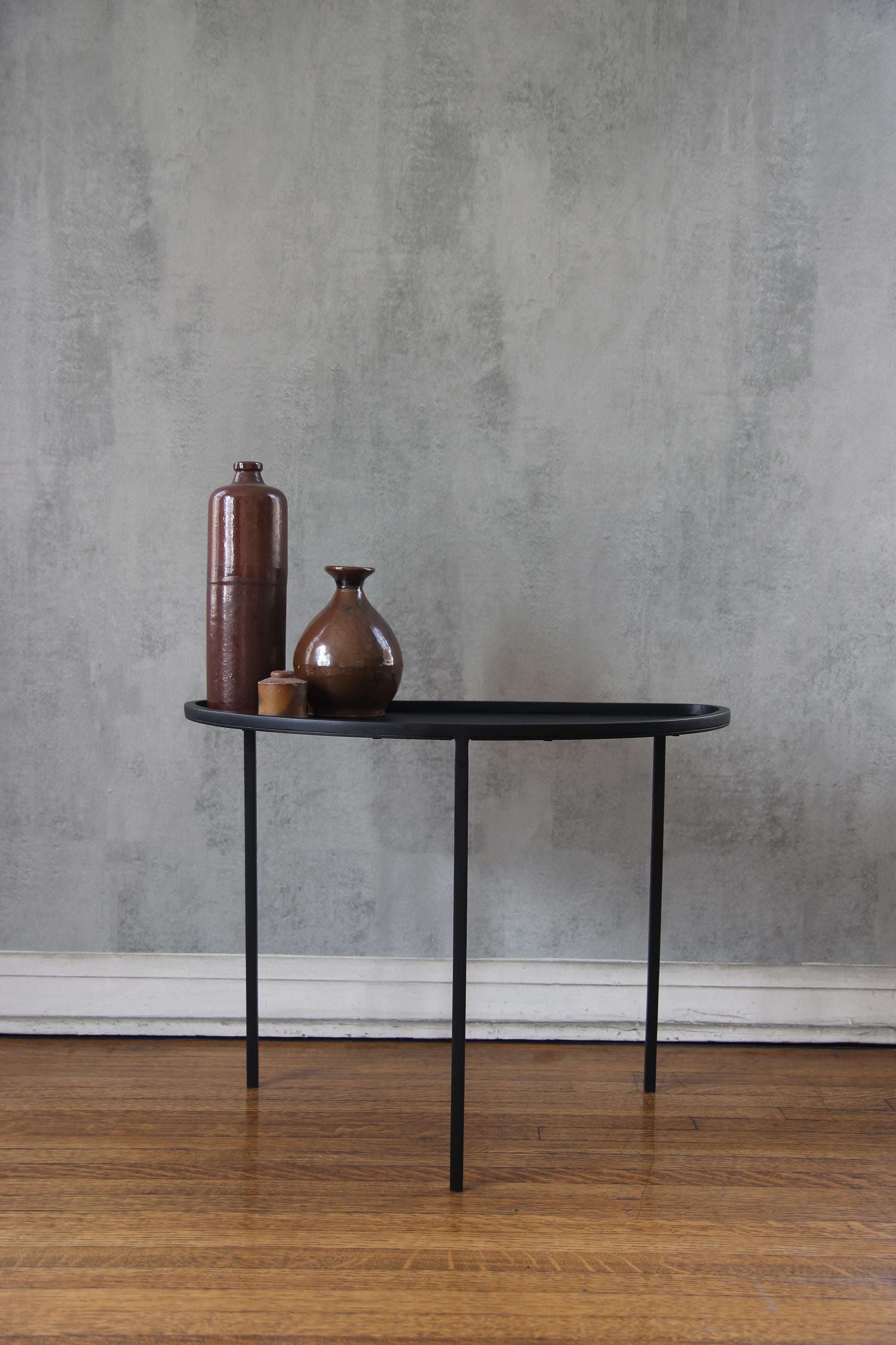 XXIe siècle et contemporain  Table d'appoint Demi-Lune à trois pieds en acier noirci de Understated Design en vente