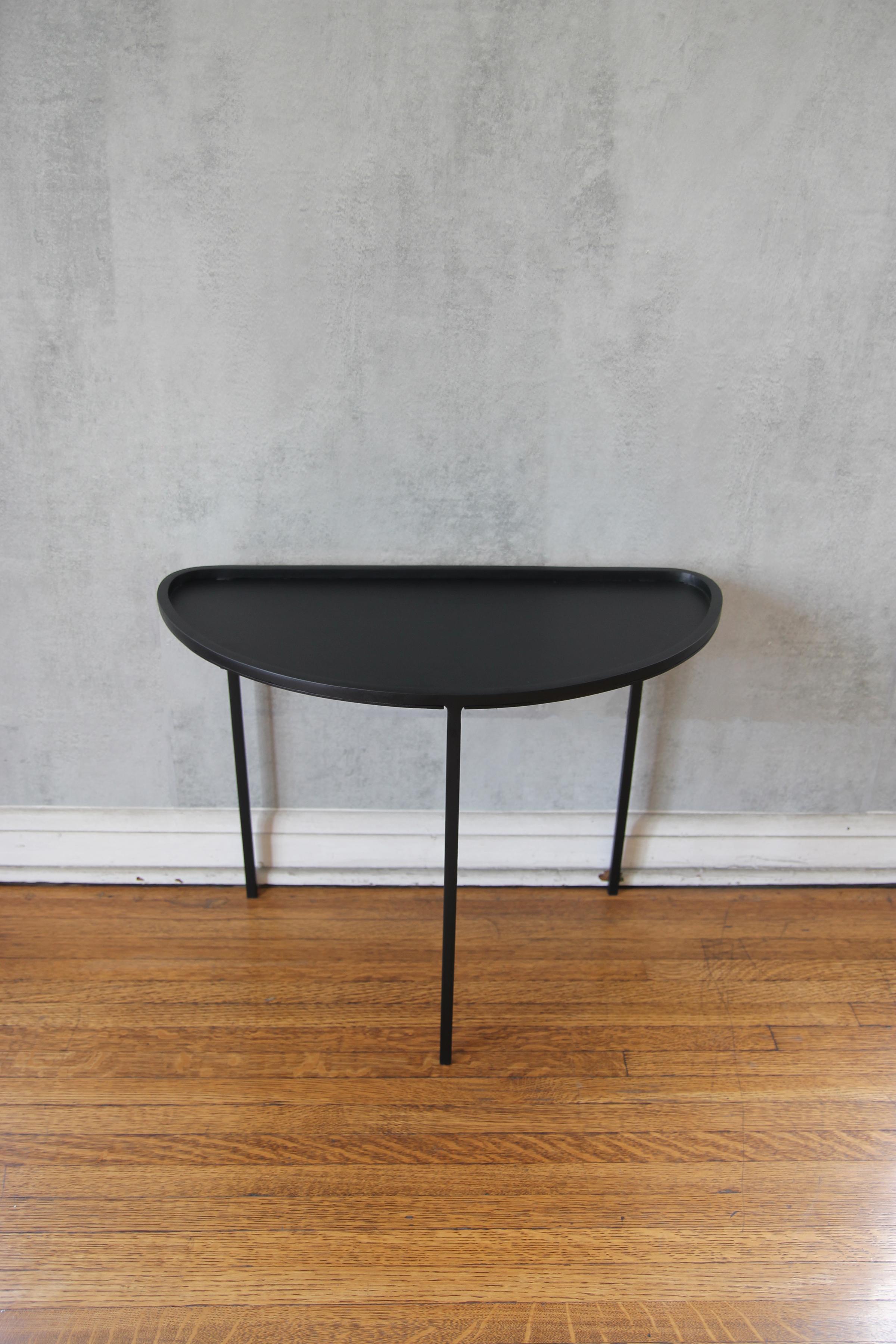 Français Table d'appoint Demi-Lune à trois pieds en acier noirci de Understated Design en vente