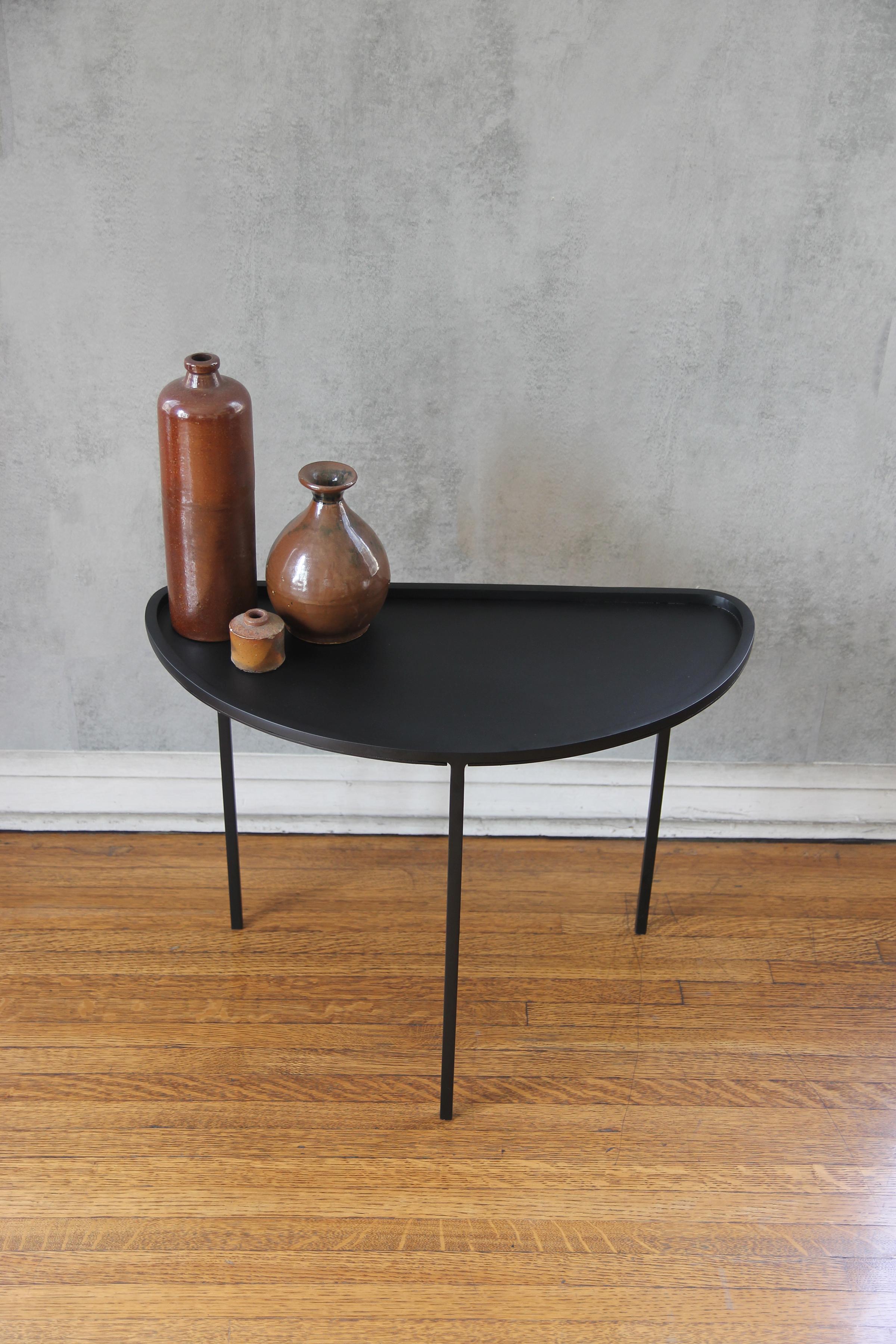  Table d'appoint Demi-Lune à trois pieds en acier noirci de Understated Design Neuf - En vente à Los Angeles, CA