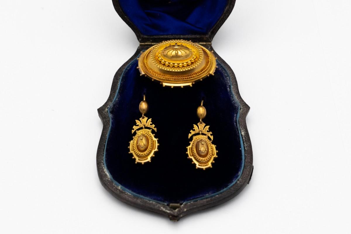 Early Victorian 14K gold demi-parure in the original case
Brooch-pendant with space for a photo or a lock of hair + drop earrings
An example of sentimental jewelry in the early 19th century
Preserved in excellent condition
Origin: Great Britain,