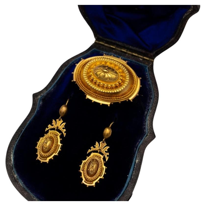 Demi-parure viktorianischer Broschenpendant mit Ohrringen, Großbritannien, 1820er Jahre. im Angebot