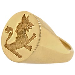 Bague en or jaune 18 carats avec écusson de famille ou chevalière en forme de loup rampant:: poinçonnée 1973