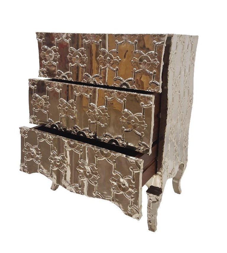 Semainier” refers to a French piece of furniture with seven drawers (Fr. Semaine = week). It is part of the Louise Collection designed by renowned designer Paul Mathieu. A remarkable piece in which each of the exterior faces is entirely sculpted out