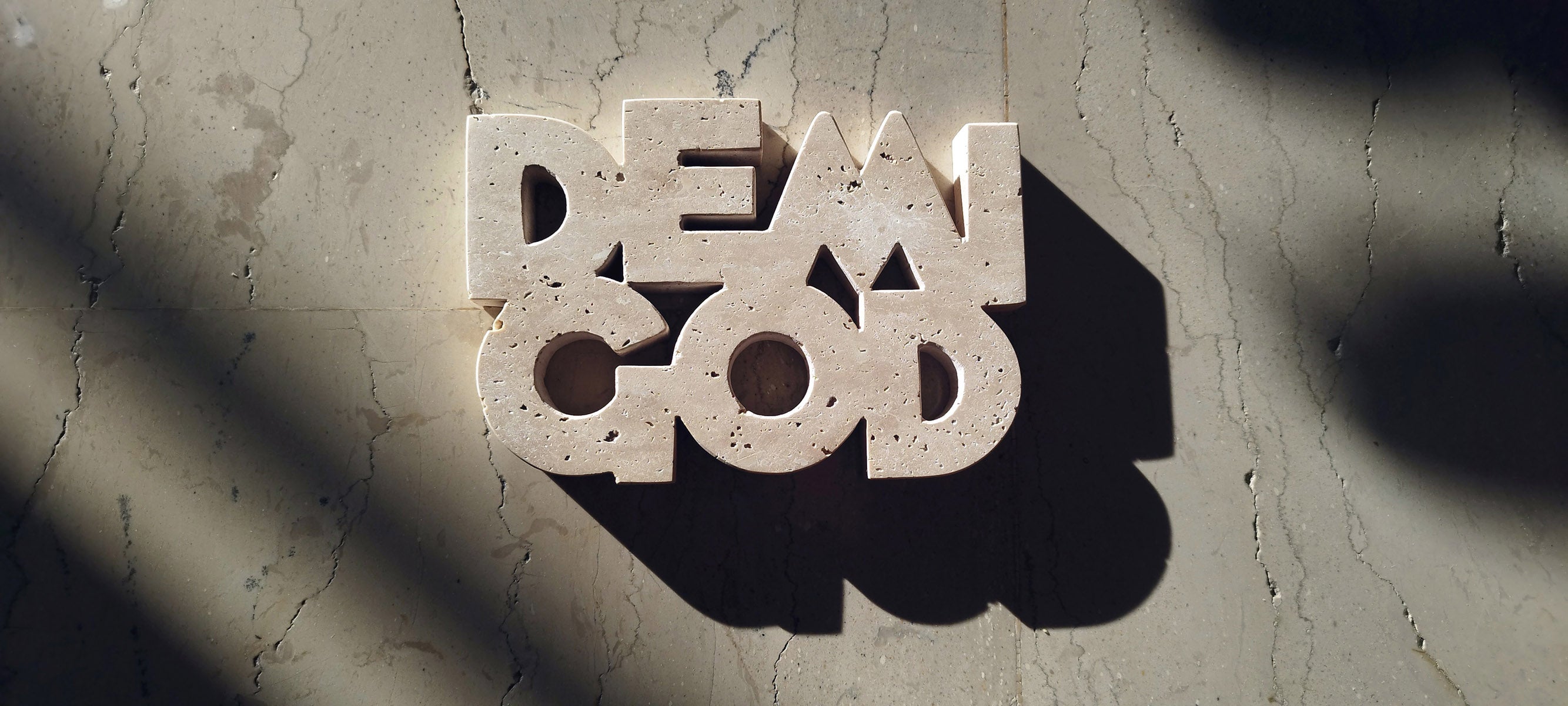 Demigod, ein Trivet-Schliff aus massivem Travertin im Angebot