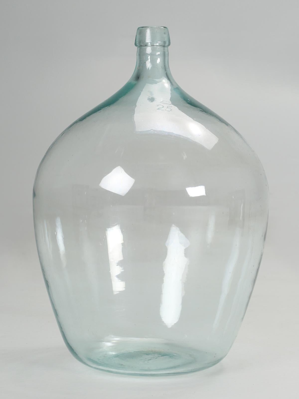 Country Vase en verre de style demi-john ou carboy dans l'étrier de rangement en bois d'origine en vente