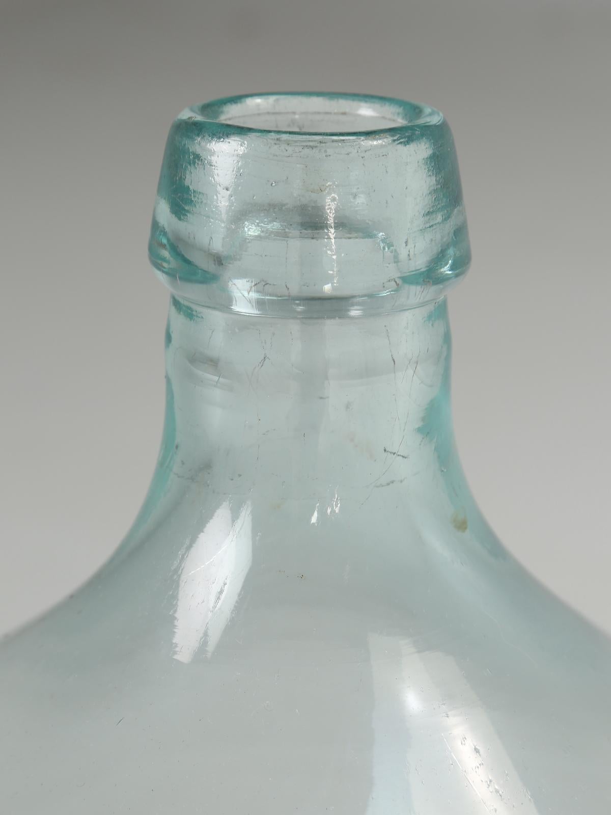 Vase en verre de style demi-john ou carboy dans l'étrier de rangement en bois d'origine Bon état - En vente à Chicago, IL