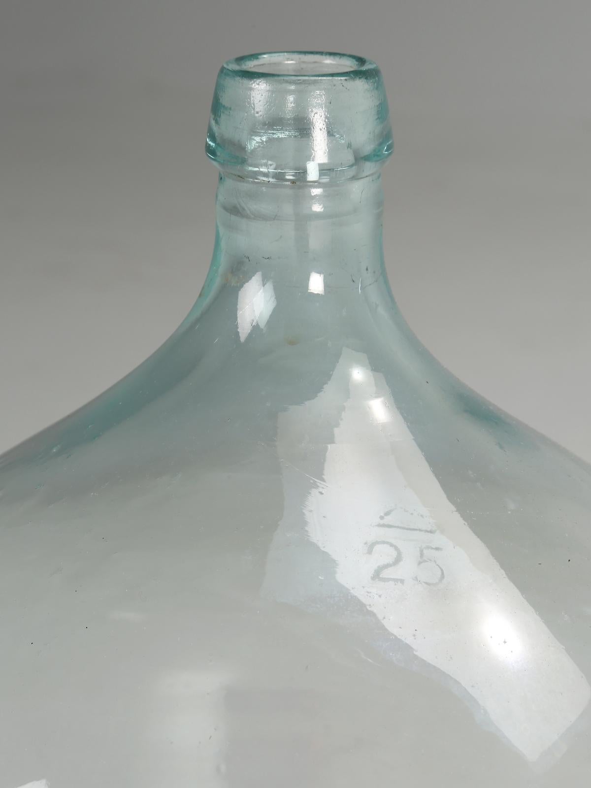 Début du 20ème siècle Vase en verre de style demi-john ou carboy dans l'étrier de rangement en bois d'origine en vente