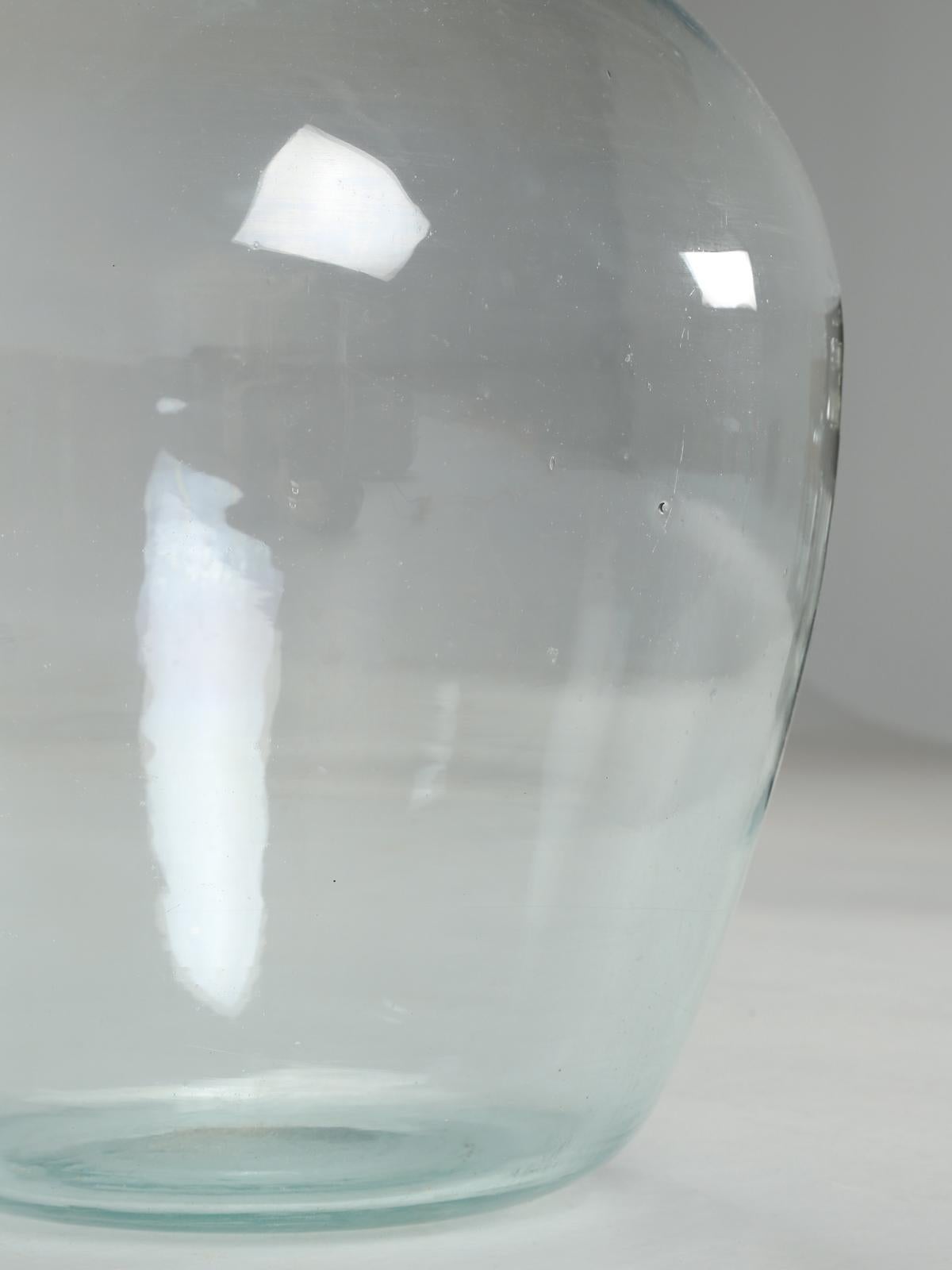 Vase en verre de style demi-john ou carboy dans l'étrier de rangement en bois d'origine en vente 1