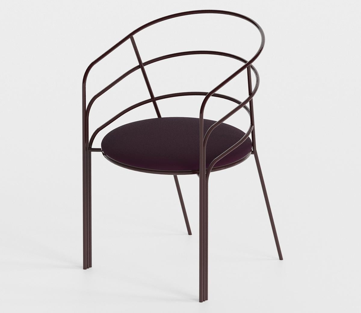 Der DeMille Chair ist von der stromlinienförmigen modernen Architektur der Eastside Modern in Los Angeles inspiriert. Pulverbeschichtetes Gestell aus Edelstahl mit abnehmbaren, mit Outdoor-Stoff bezogenen Polstern. Dieser Stuhl sieht sowohl drinnen