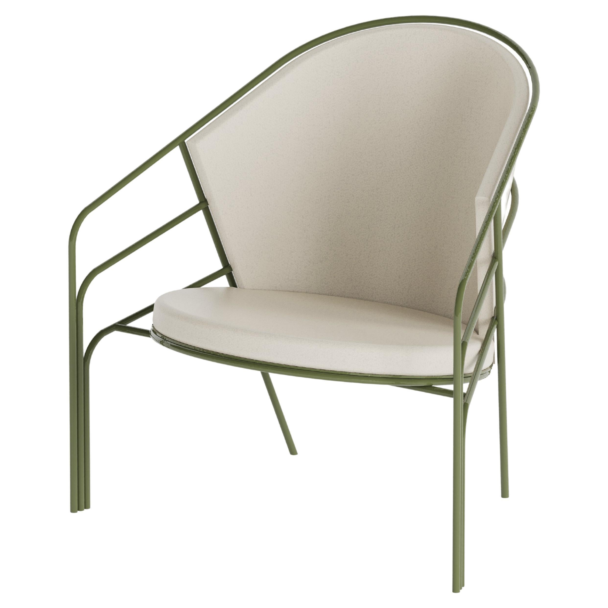 Silla de exterior DeMille con revestimiento en polvo color salvia y cojines color crema