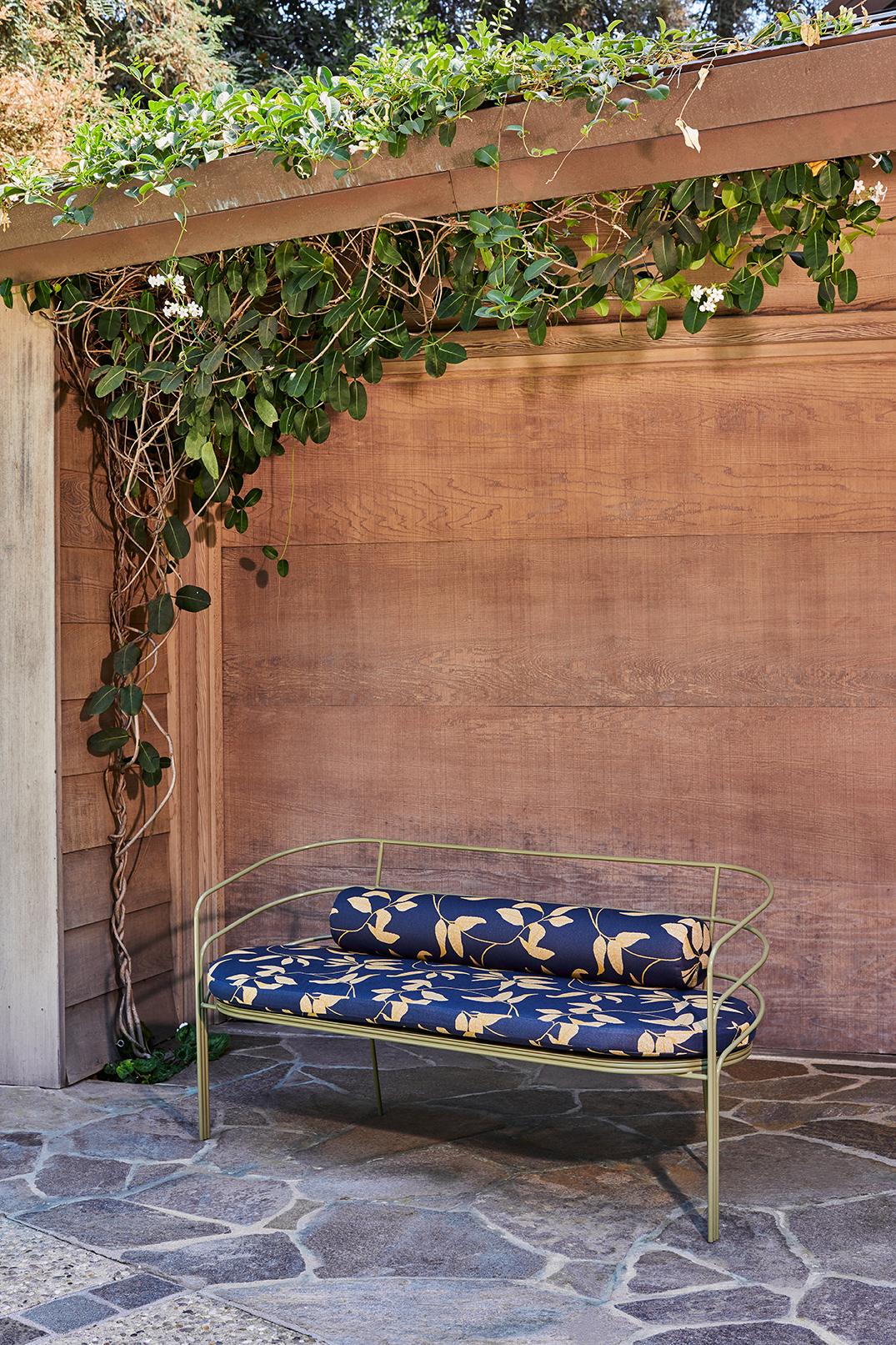 Demille, Indoor/Outdoor Sofa aus pulverbeschichtetem Edelstahl von Laun (amerikanisch) im Angebot