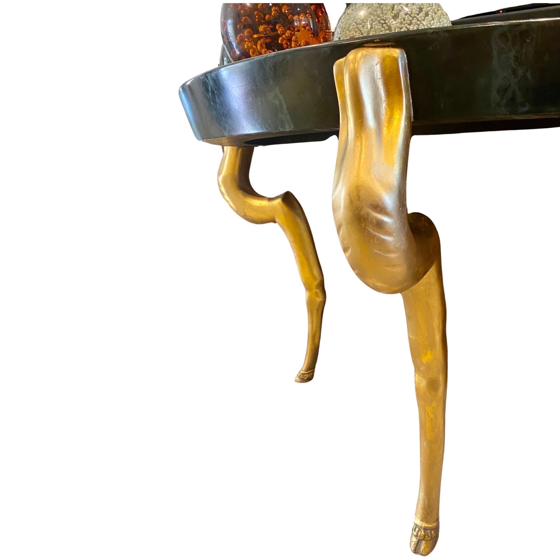 Console Demilune à pieds de sabot feuille d'or/haut en marbre peint à la main style Duquette en vente 2
