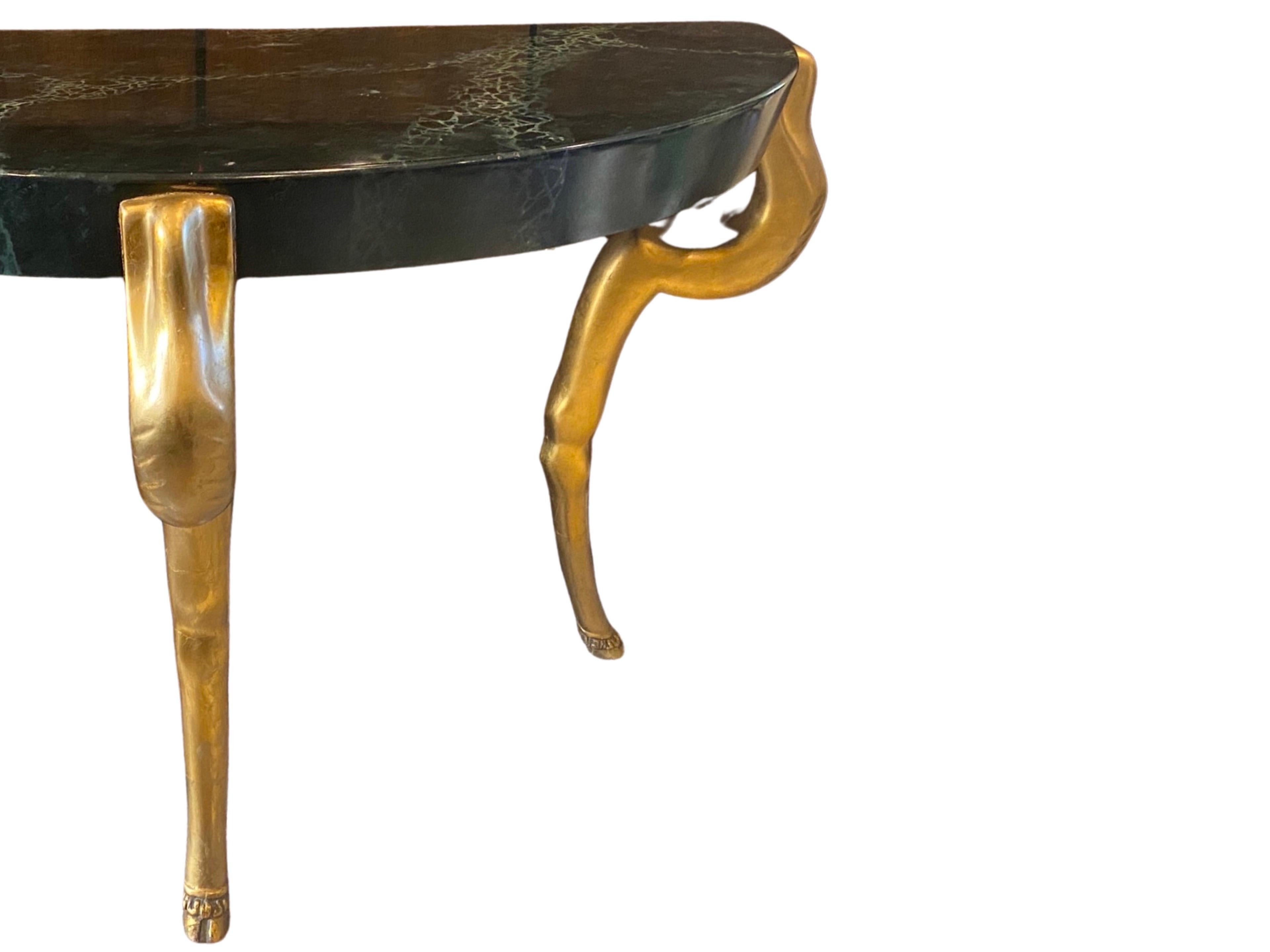 Console Demilune à pieds de sabot feuille d'or/haut en marbre peint à la main style Duquette en vente 10