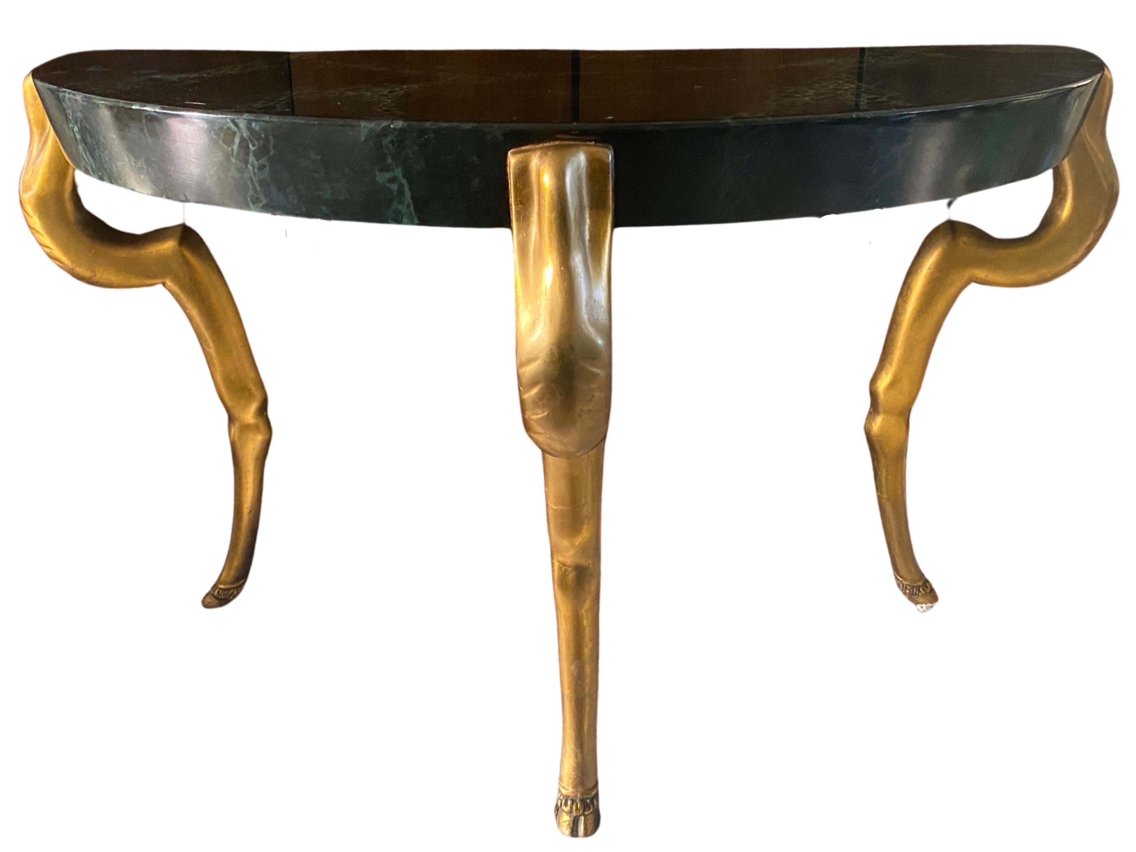 Moderne Console Demilune à pieds de sabot feuille d'or/haut en marbre peint à la main style Duquette en vente