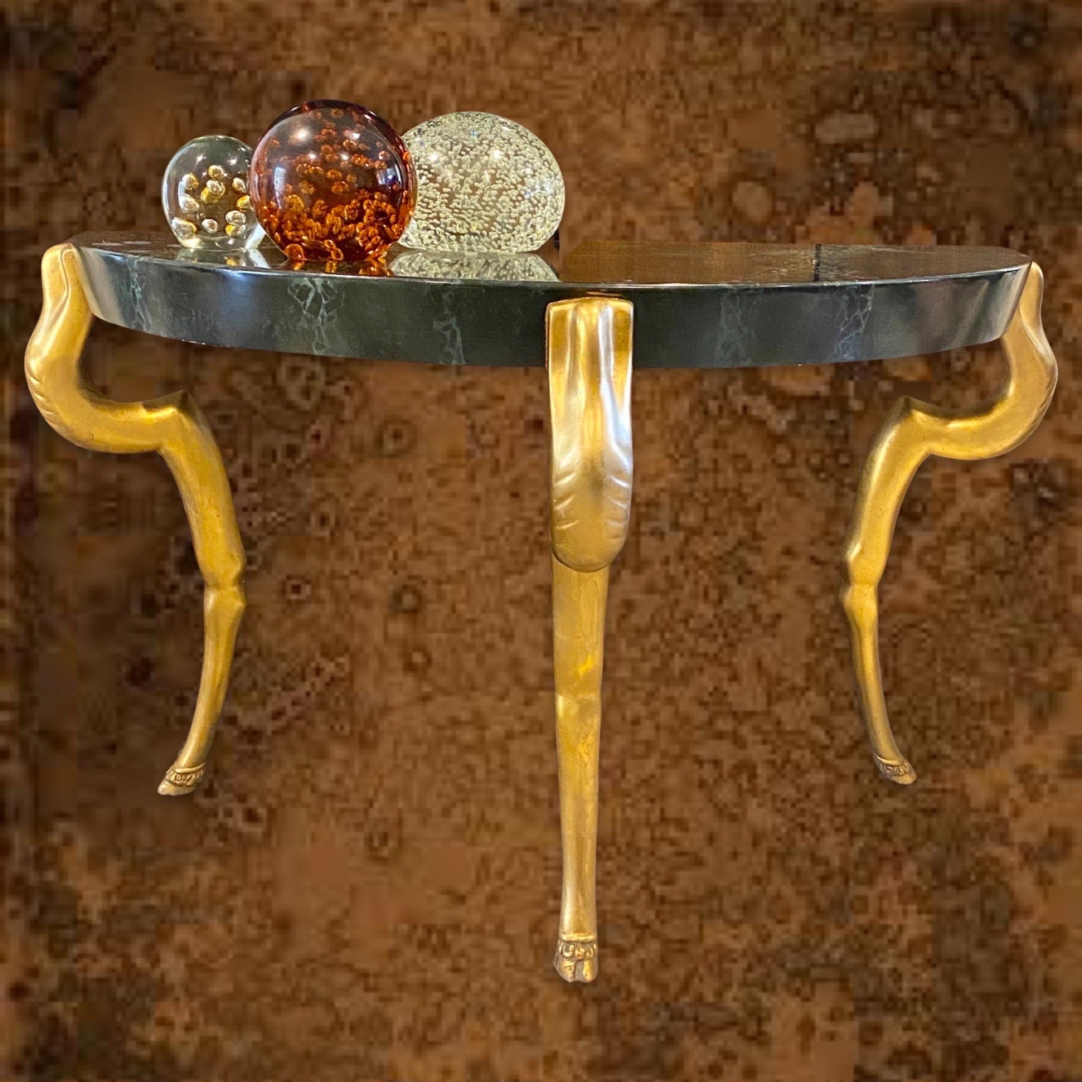 Demilune-Konsole mit blattgoldenen Huffußbeinen/Handbemalter Marmorplatte in der Art von Duquette (Vergoldet) im Angebot