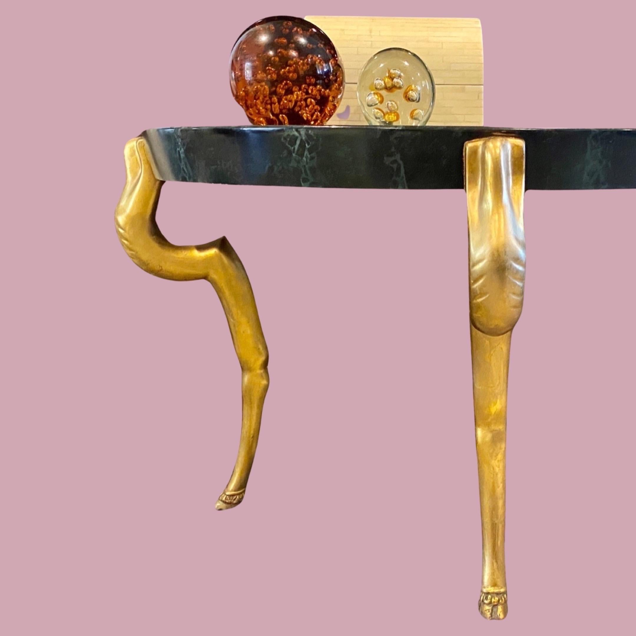 Bois Console Demilune à pieds de sabot feuille d'or/haut en marbre peint à la main style Duquette en vente