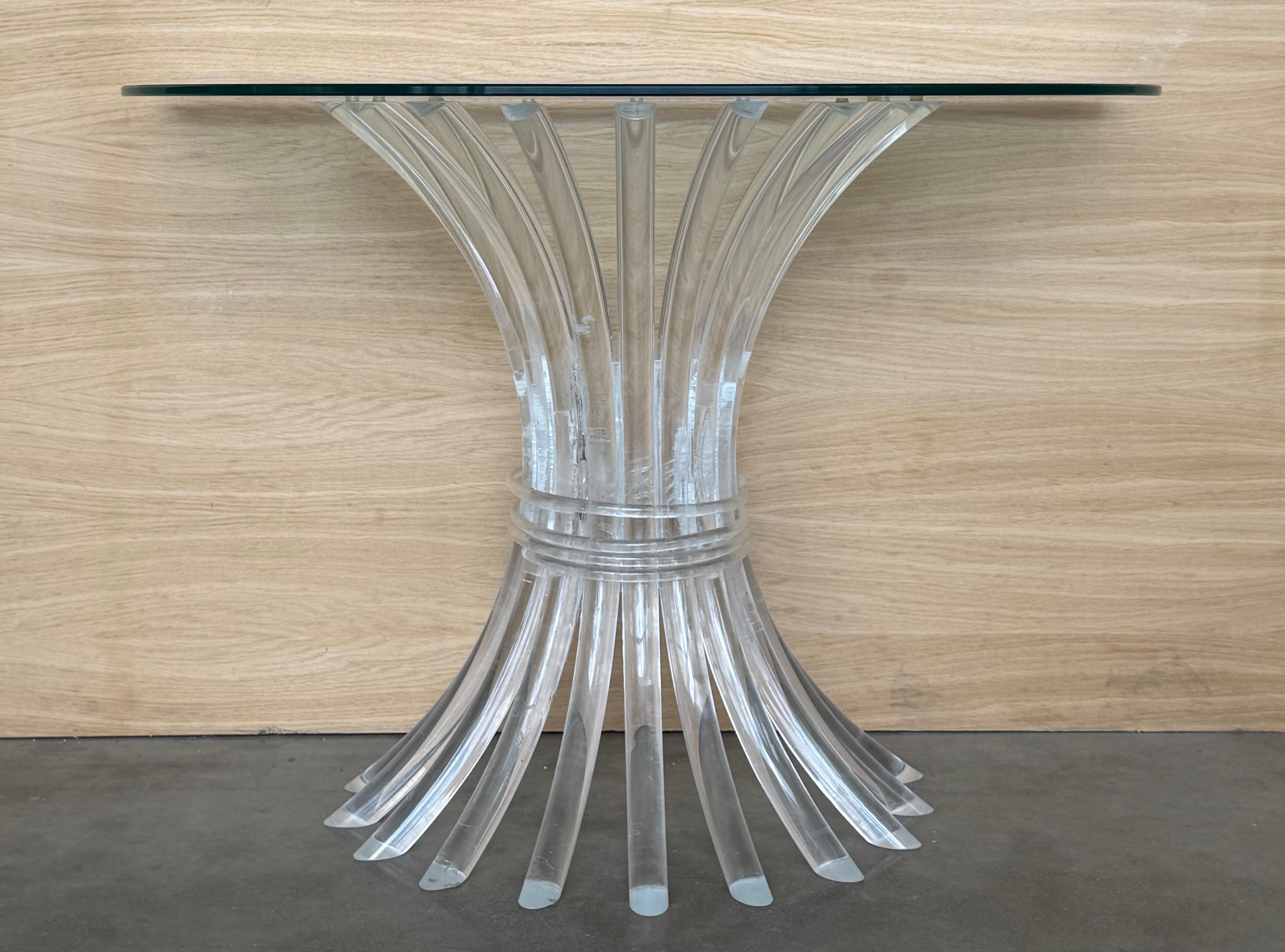 Mid-Century moderno Tavolo Consolle Demilune con base in lucite e piano in vetro trasparente in vendita