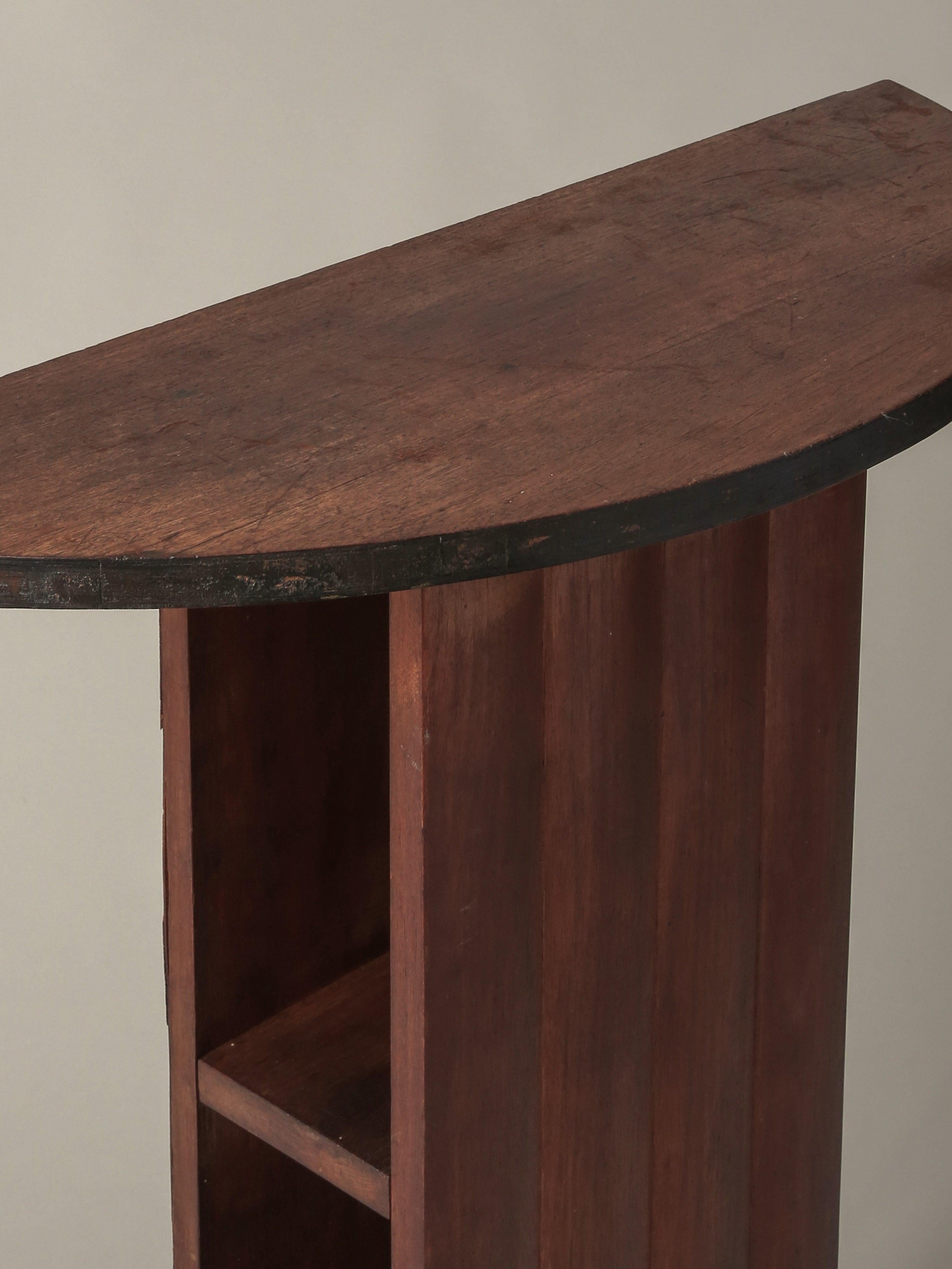 Demilune-Tisch mit verdecktem Regal (Rosenholz) im Angebot