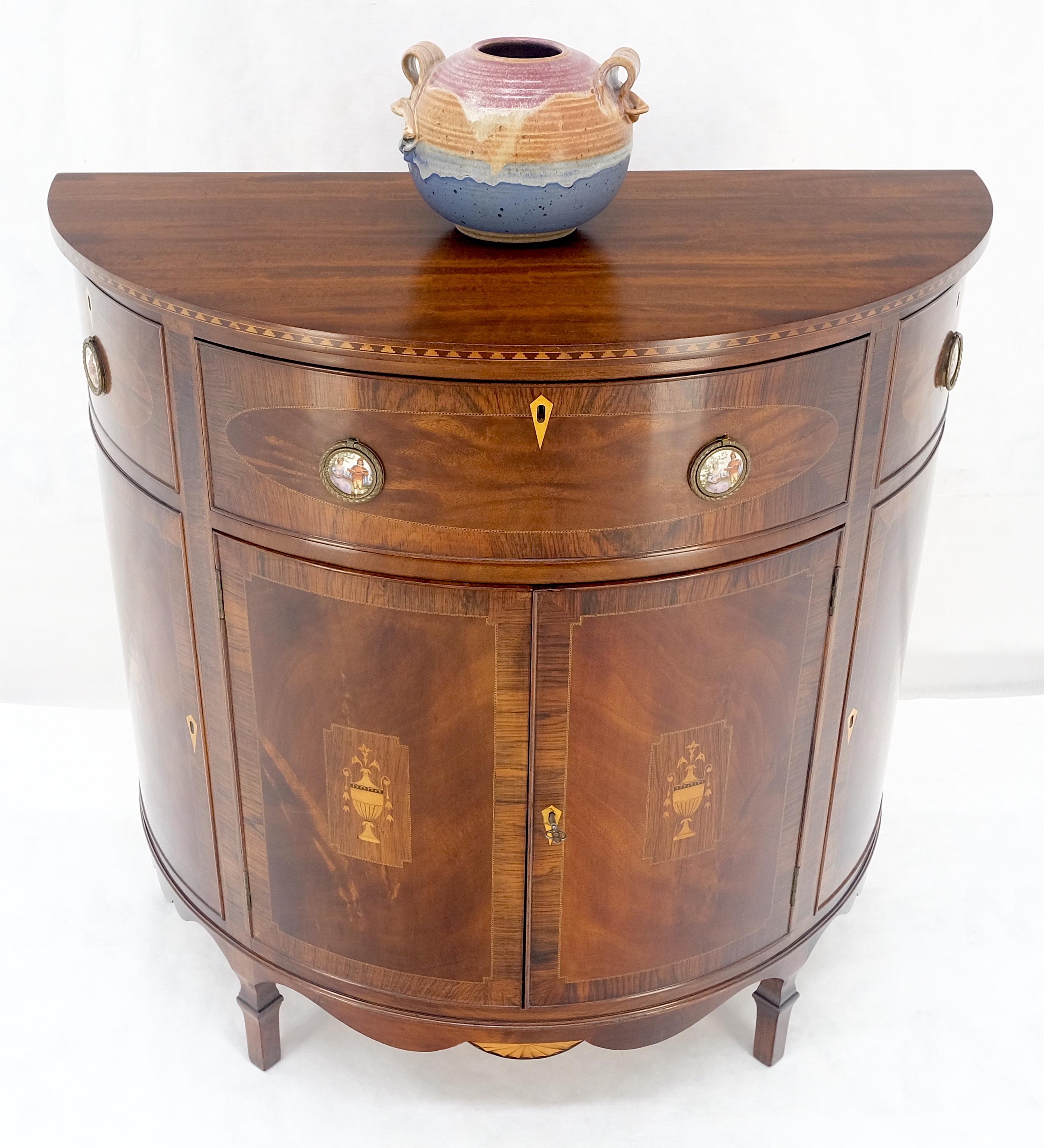 Demilune très belle console de service avec poignées en forme de plaque en porcelaine en vente 8