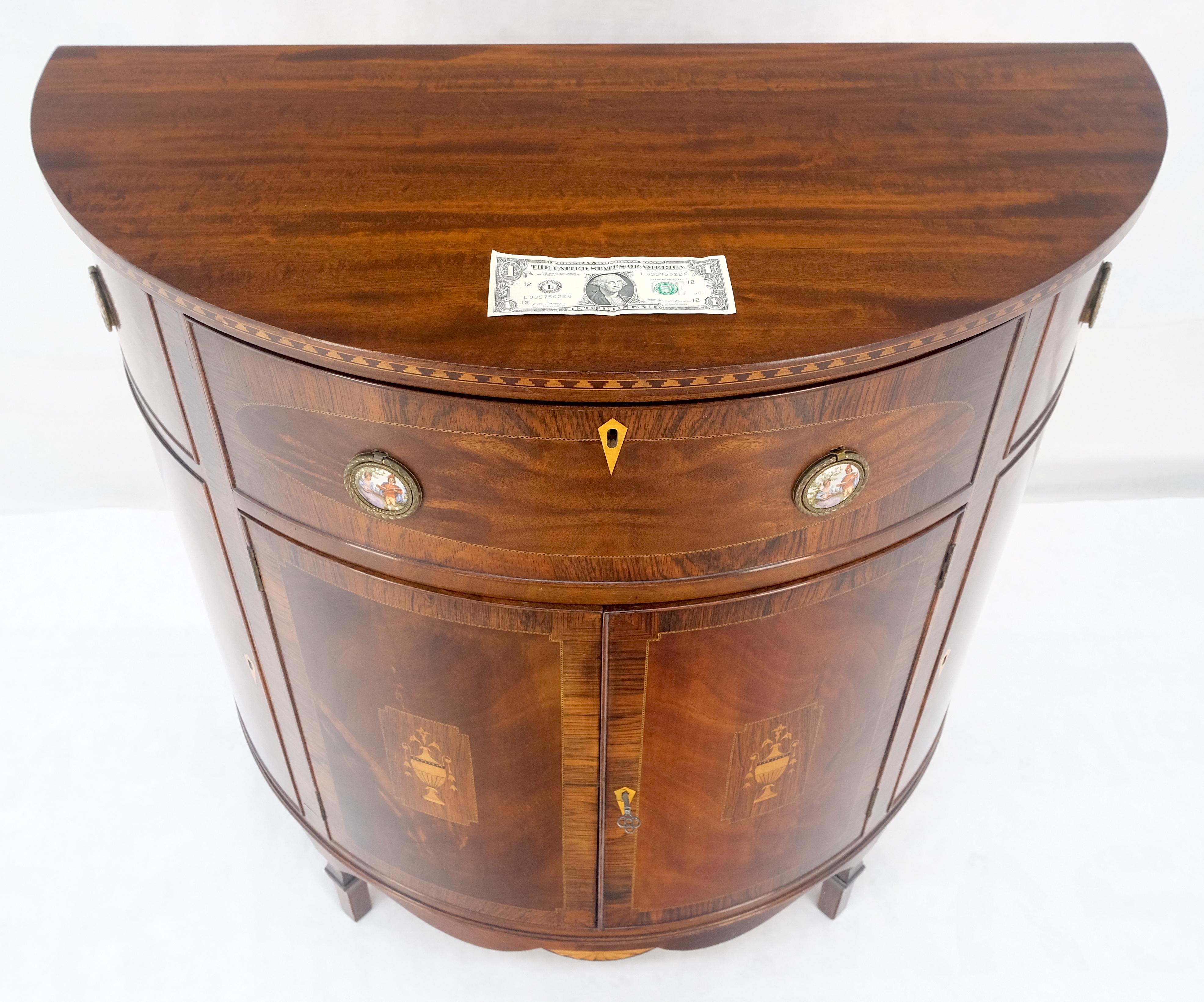 Demilune très belle console de service avec poignées en forme de plaque en porcelaine en vente 9