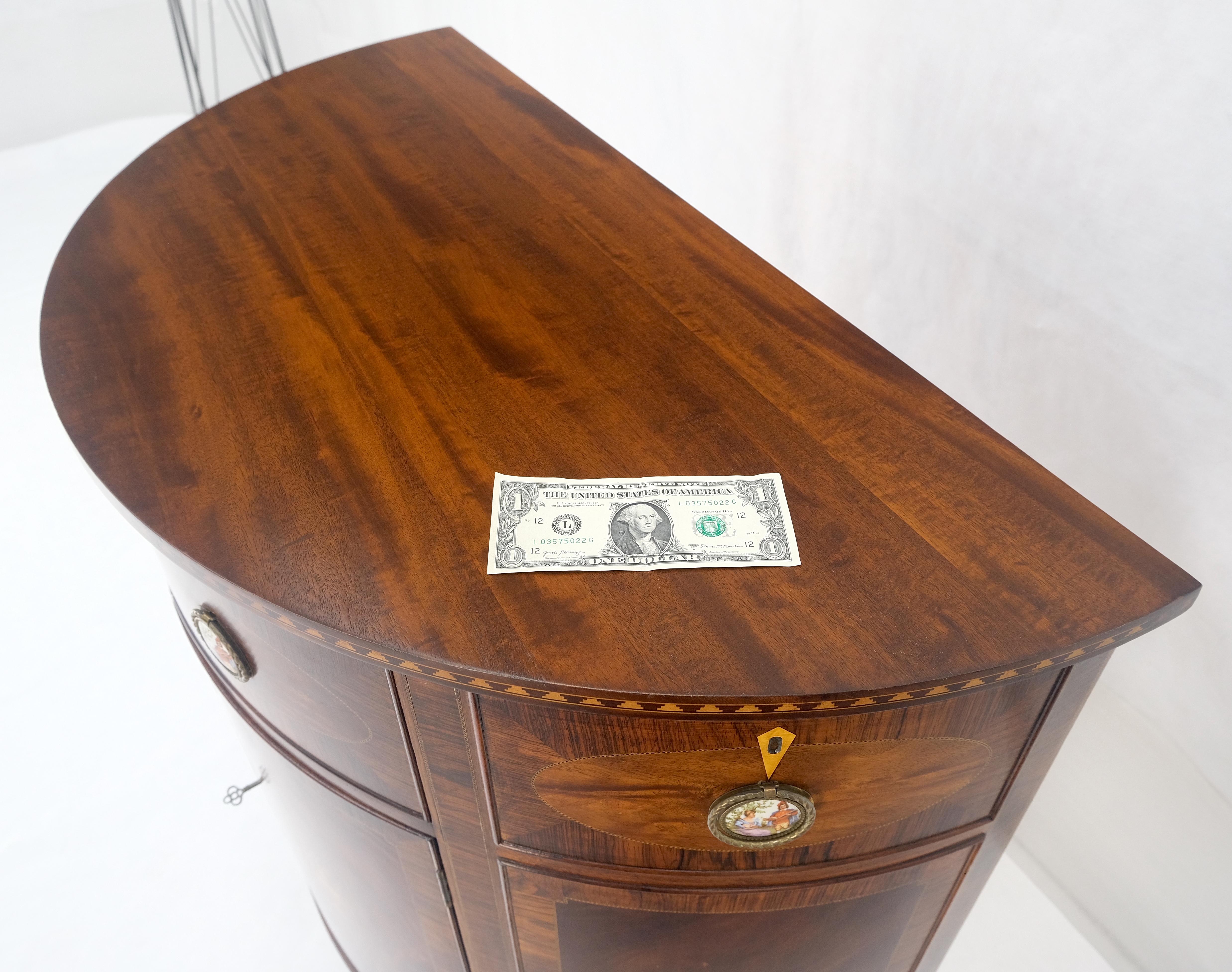 Demilune très belle console de service avec poignées en forme de plaque en porcelaine en vente 10