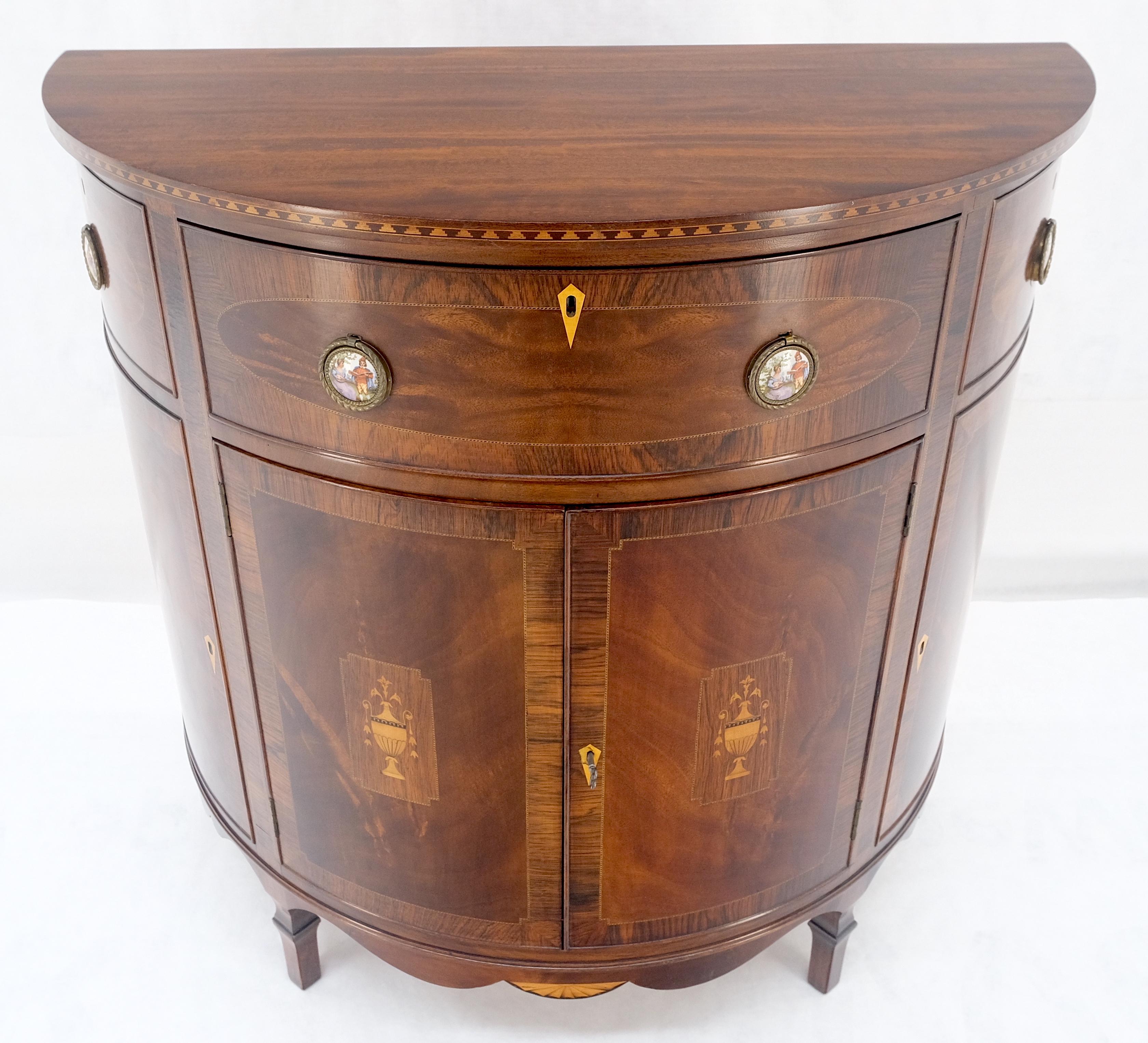 Incrusté Demilune très belle console de service avec poignées en forme de plaque en porcelaine en vente