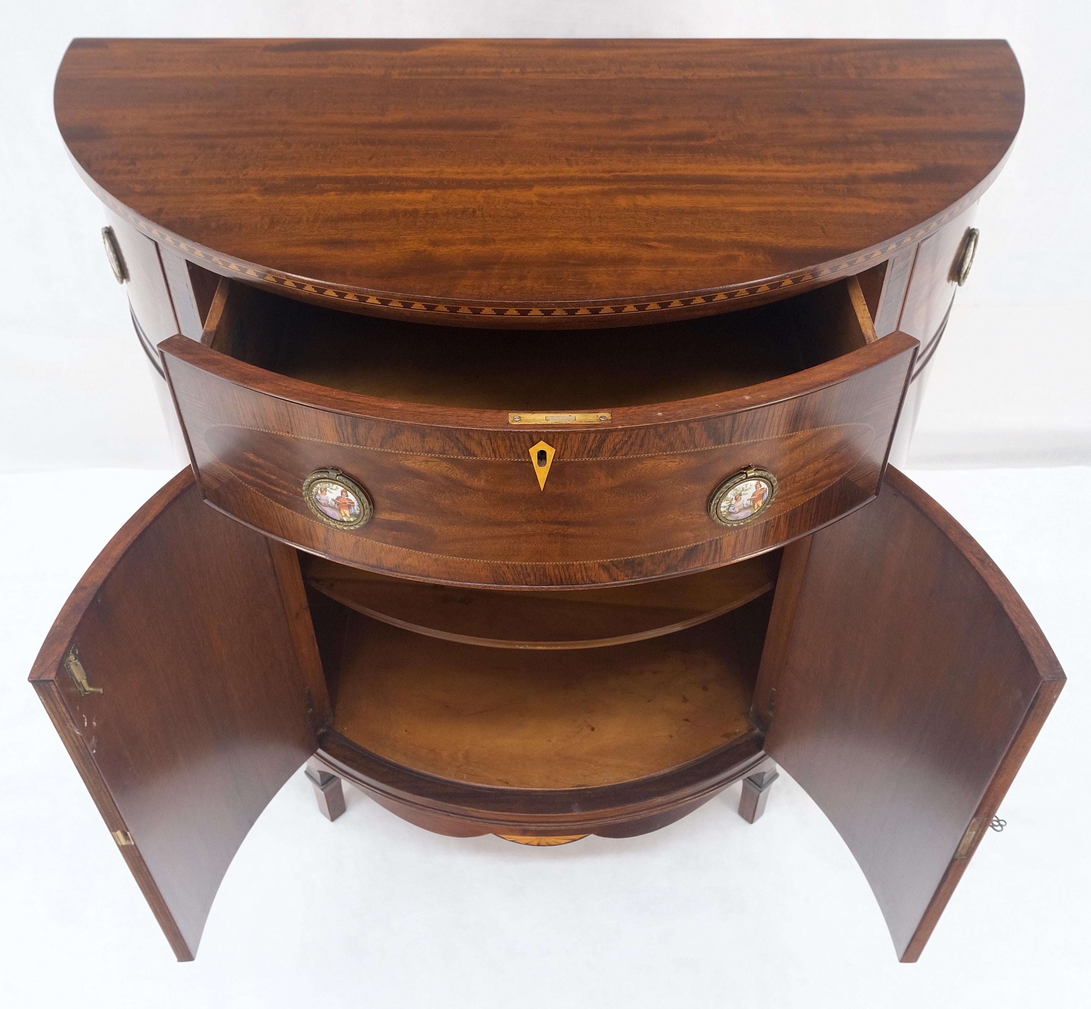 Demilune très belle console de service avec poignées en forme de plaque en porcelaine Excellent état - En vente à Rockaway, NJ