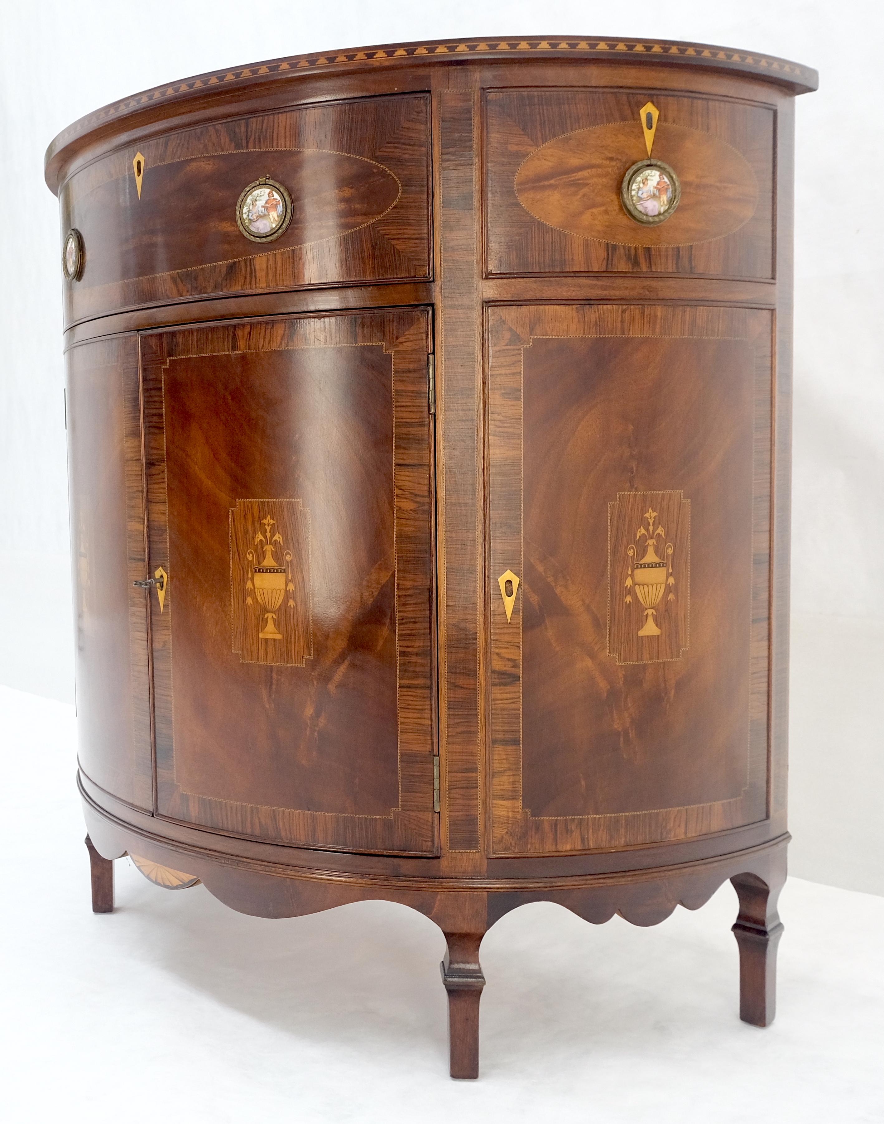 Demilune très belle console de service avec poignées en forme de plaque en porcelaine en vente 2